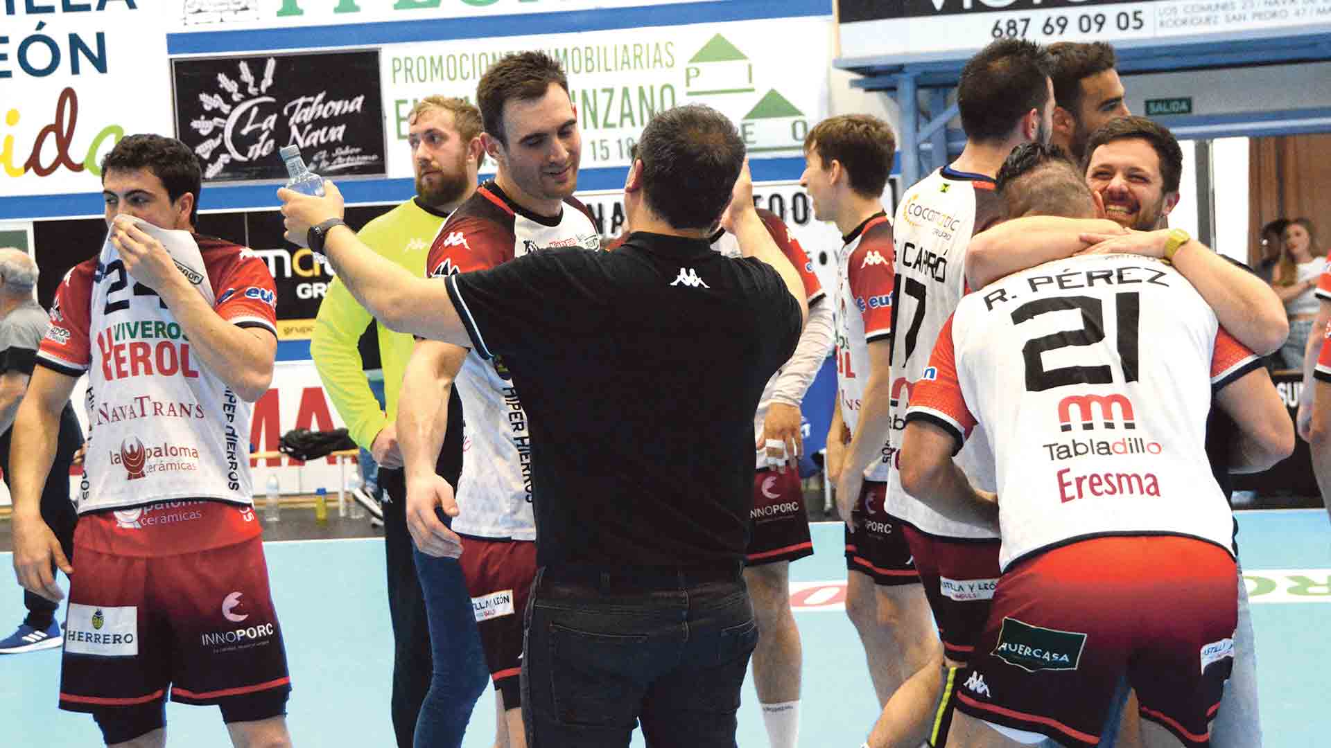 Senovilla felicita a Jakup Prokop tras una victoria./ AMADOR MARUGÁN