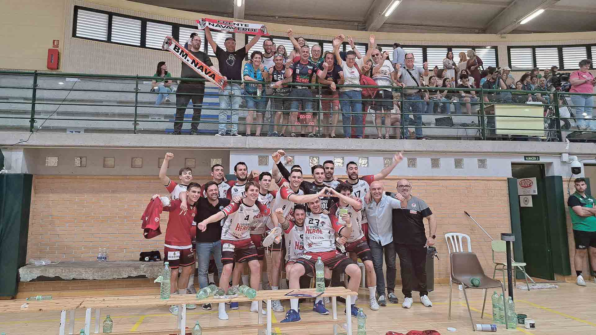 La plantilla del Viveros Herol, junto a sus aficionados en Málaga./ E.A.