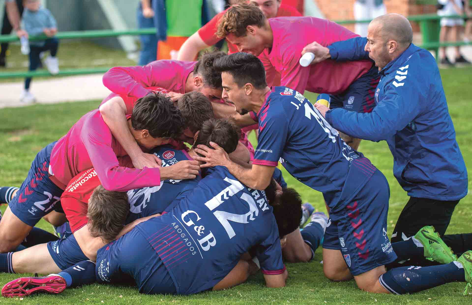 Los jugadores de la Segoviana celebran el tercer tanto marcado por Gómez que les daba la victoria. / LUIS HORCAJADA