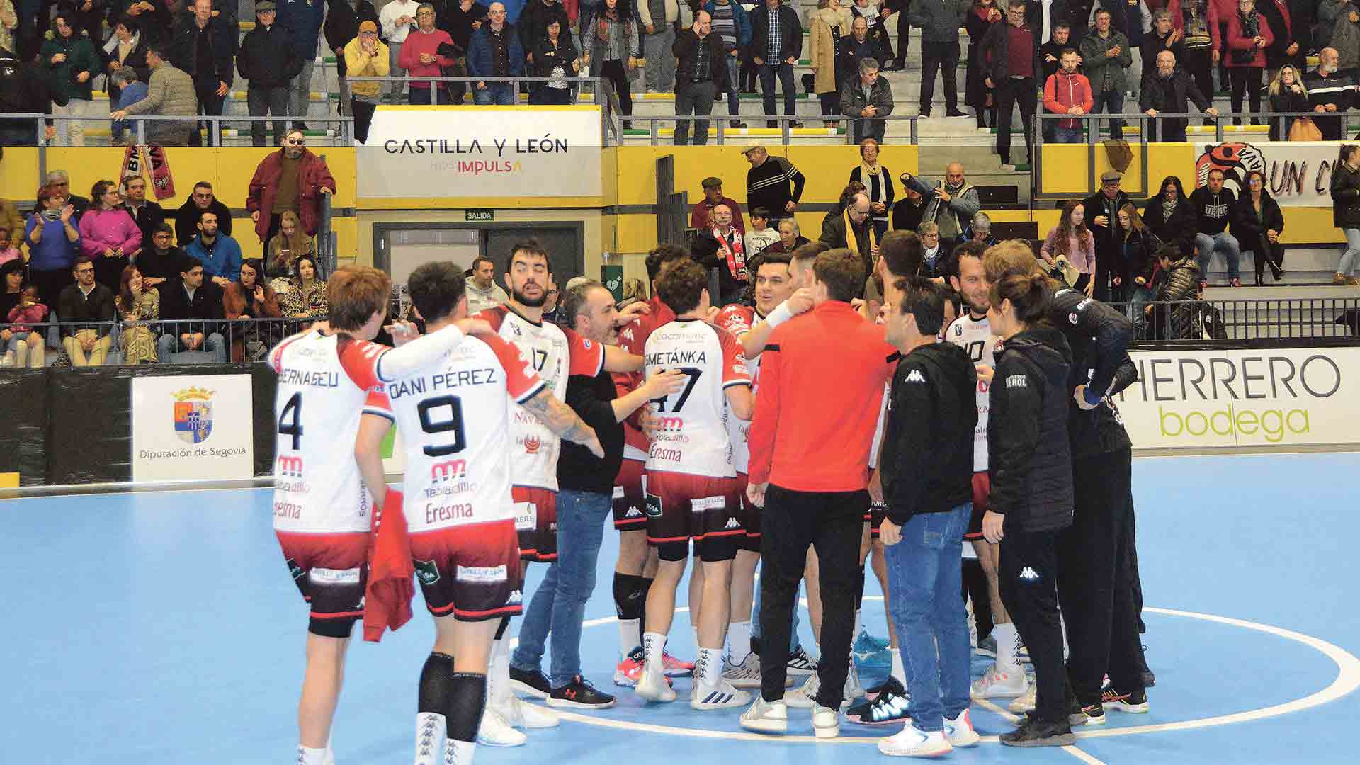 Los jugadores del Viveros Herol Nava celebran una victoria en el centro de la cancha./ AMADOR MARUGÁN
