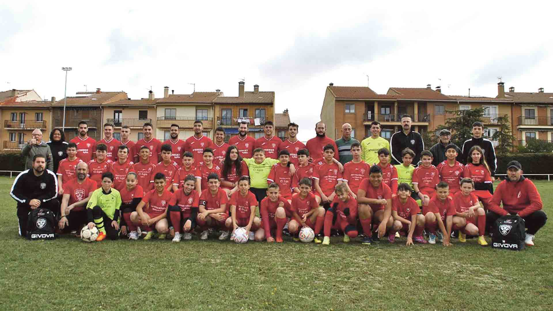 Foto de familia de los integrantes de todos los equipos de la Gimnástica Ayllonesa./ E.A.