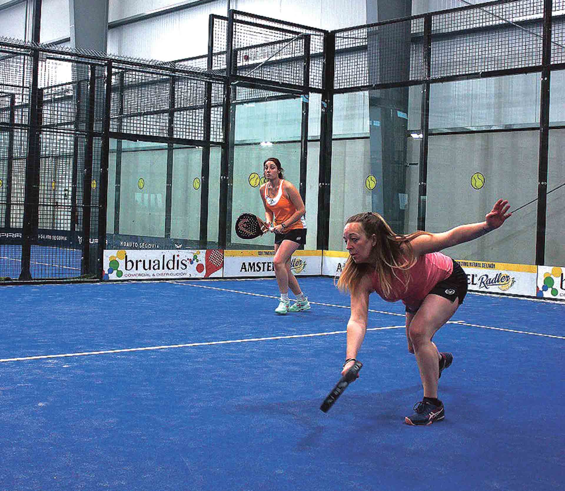 Una jugada intenta devolver de revés./ DIPUTACIÓN