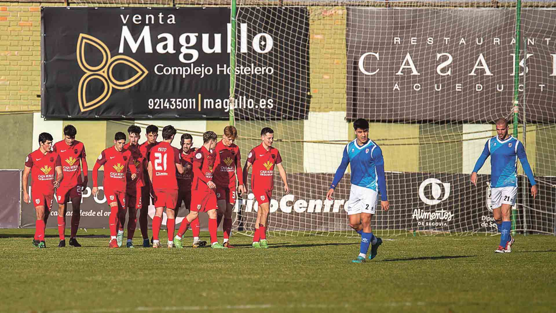 Los jugadores del Unami, cabizbajos tras encajar un gol./ LUIS HORCAJADA