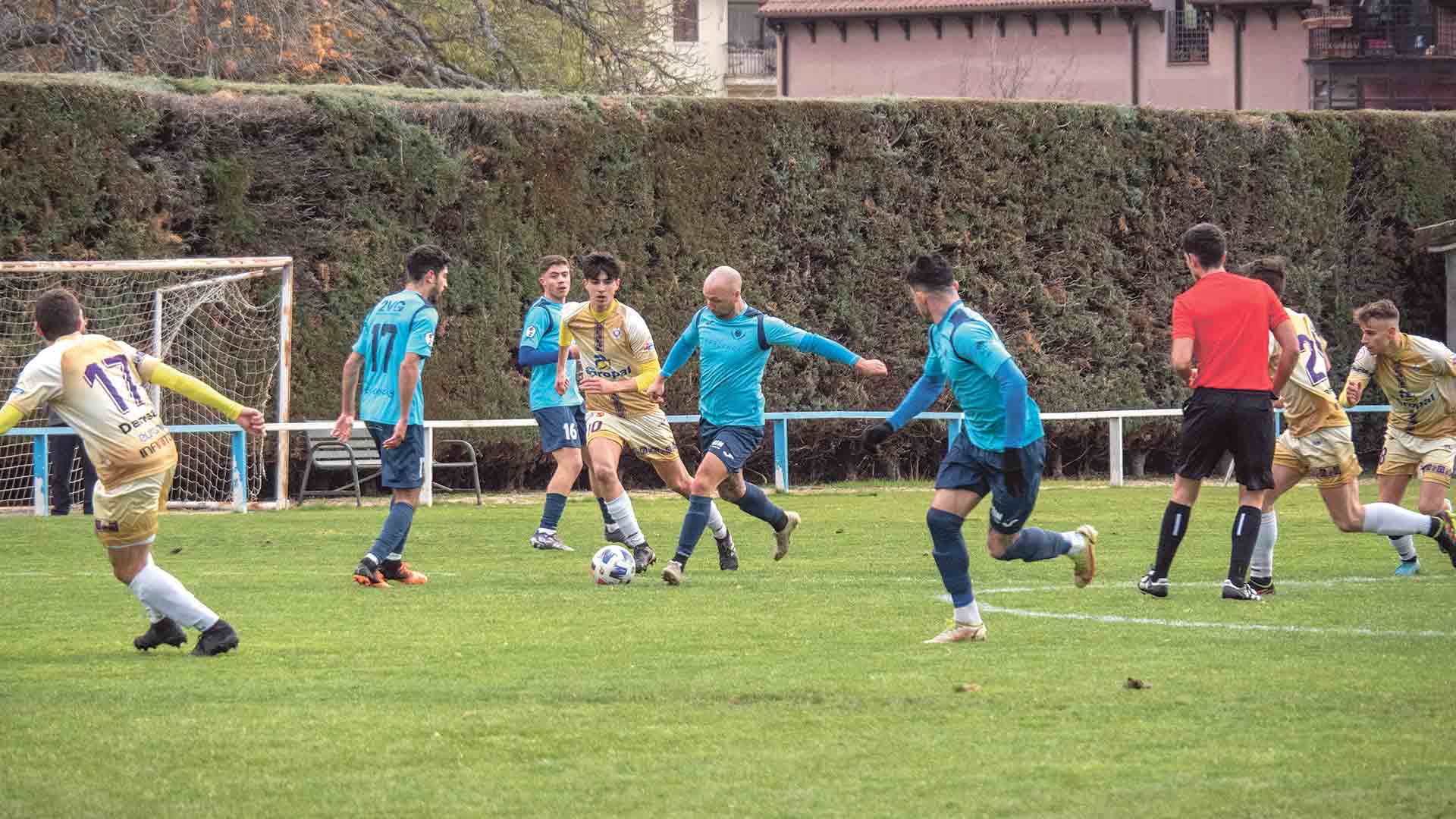 Una jugada del CD La Granja ante el Cristo Atlético B./ NEREA LLORENTE