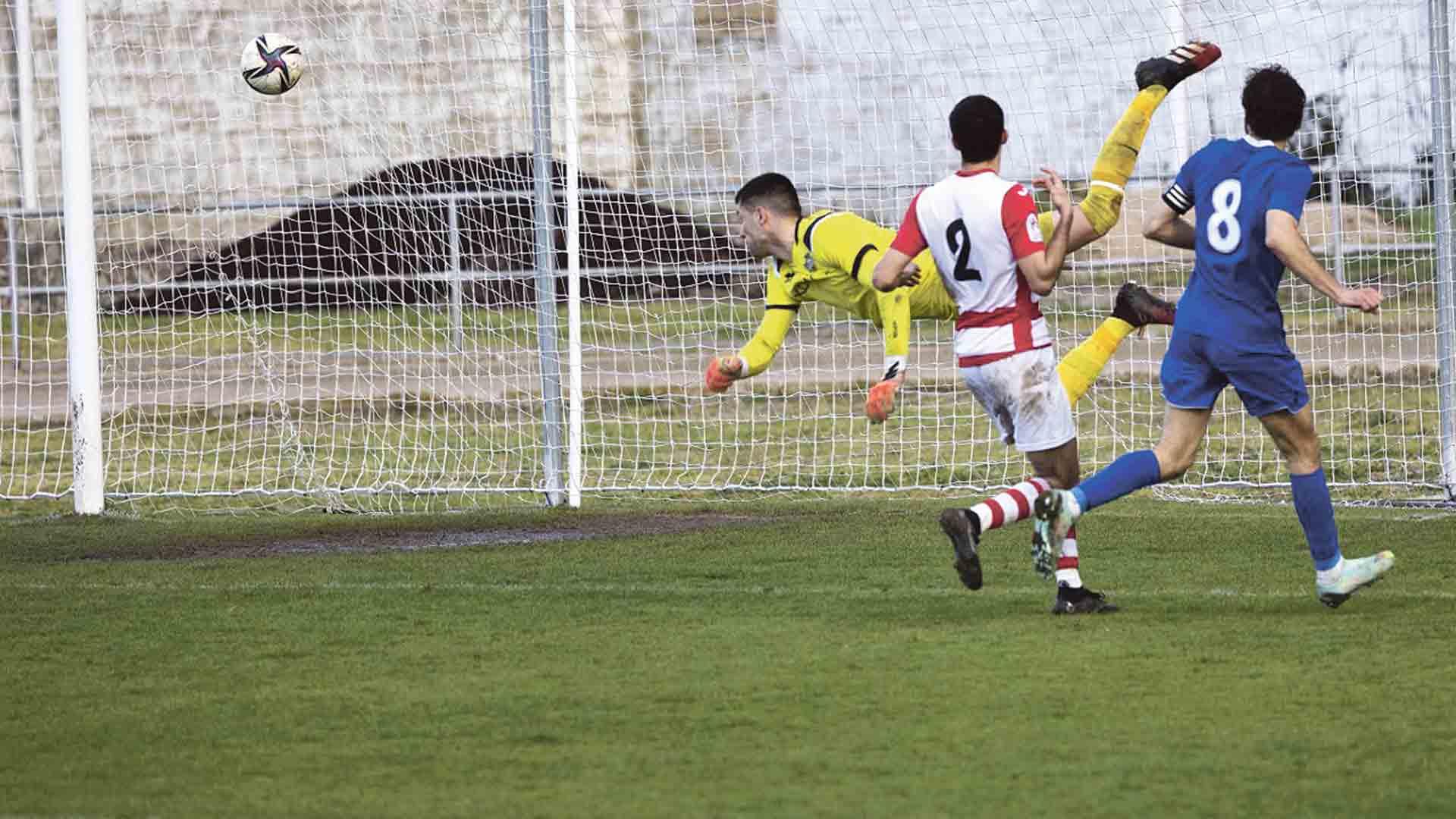 Una acción ofensiva del Cuéllar durante su partido./ PEDRO ARRANZ