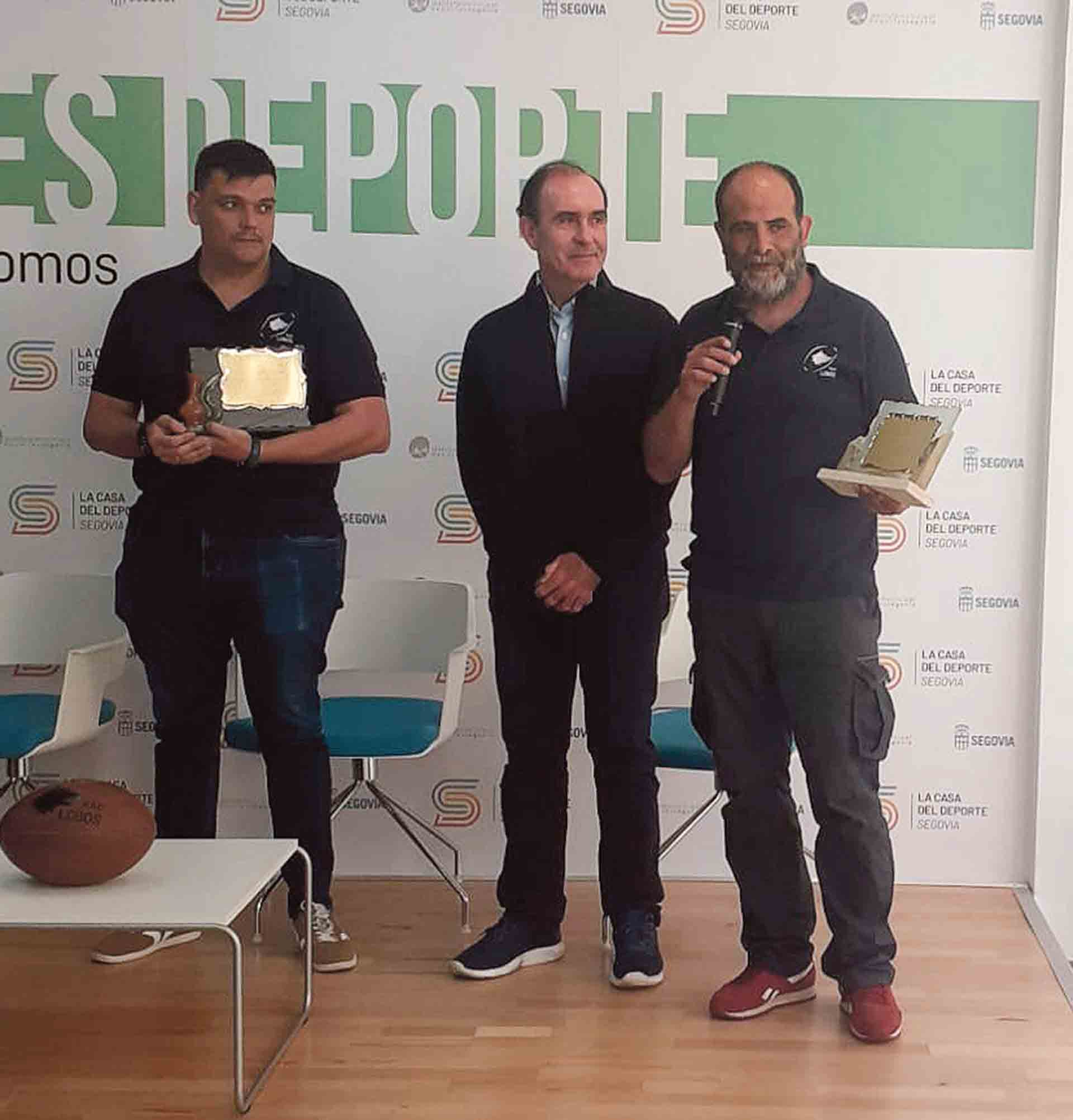 Jolo Galán, tras recibir de manos de Antonio Tabanera el reconocimiento a sus años de dedicación al rugby./ J.M.