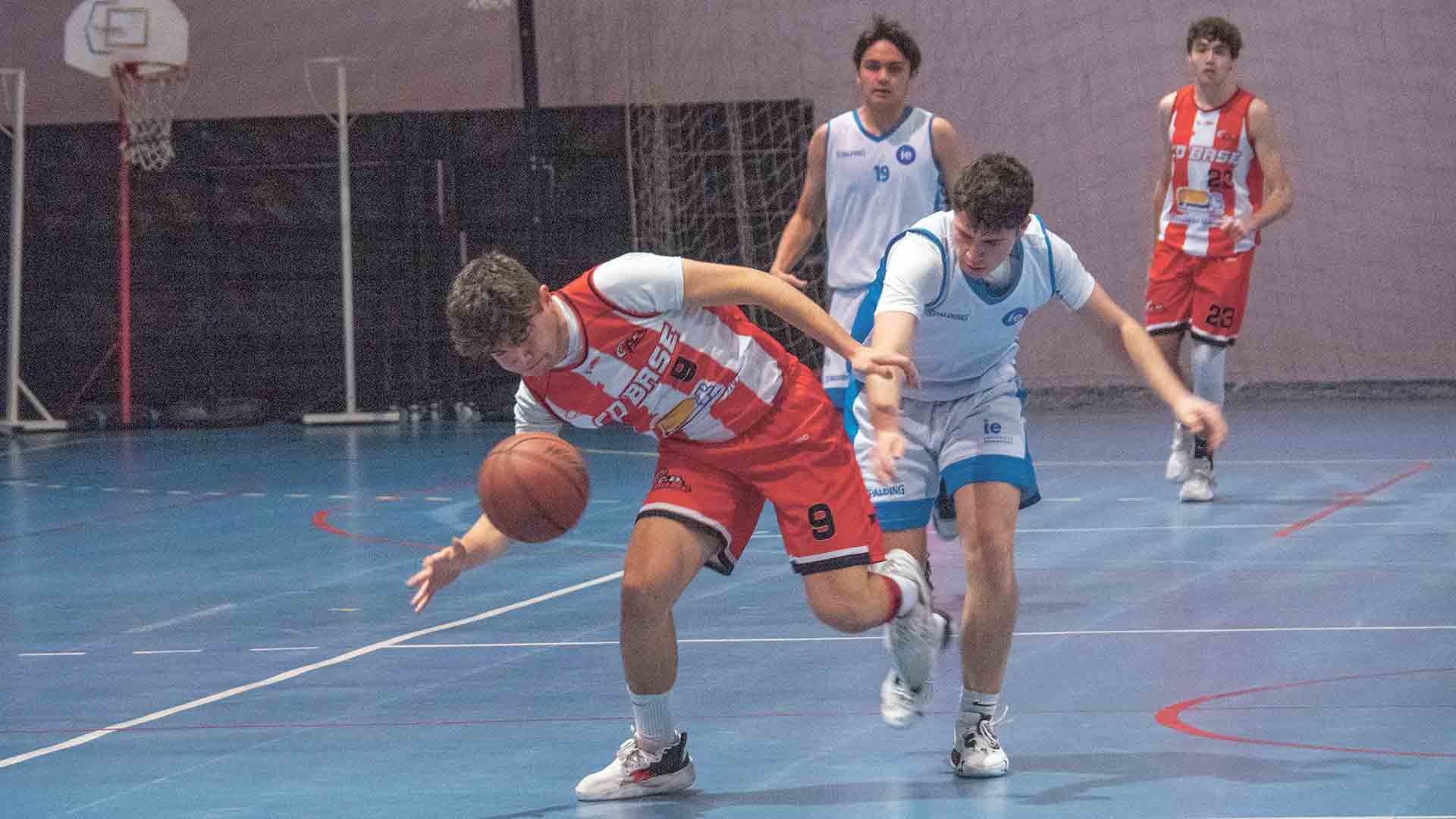 Los jugadores de CD Base y de Ie University tratan de alcanzar el balón./ NEREA LLORENTE