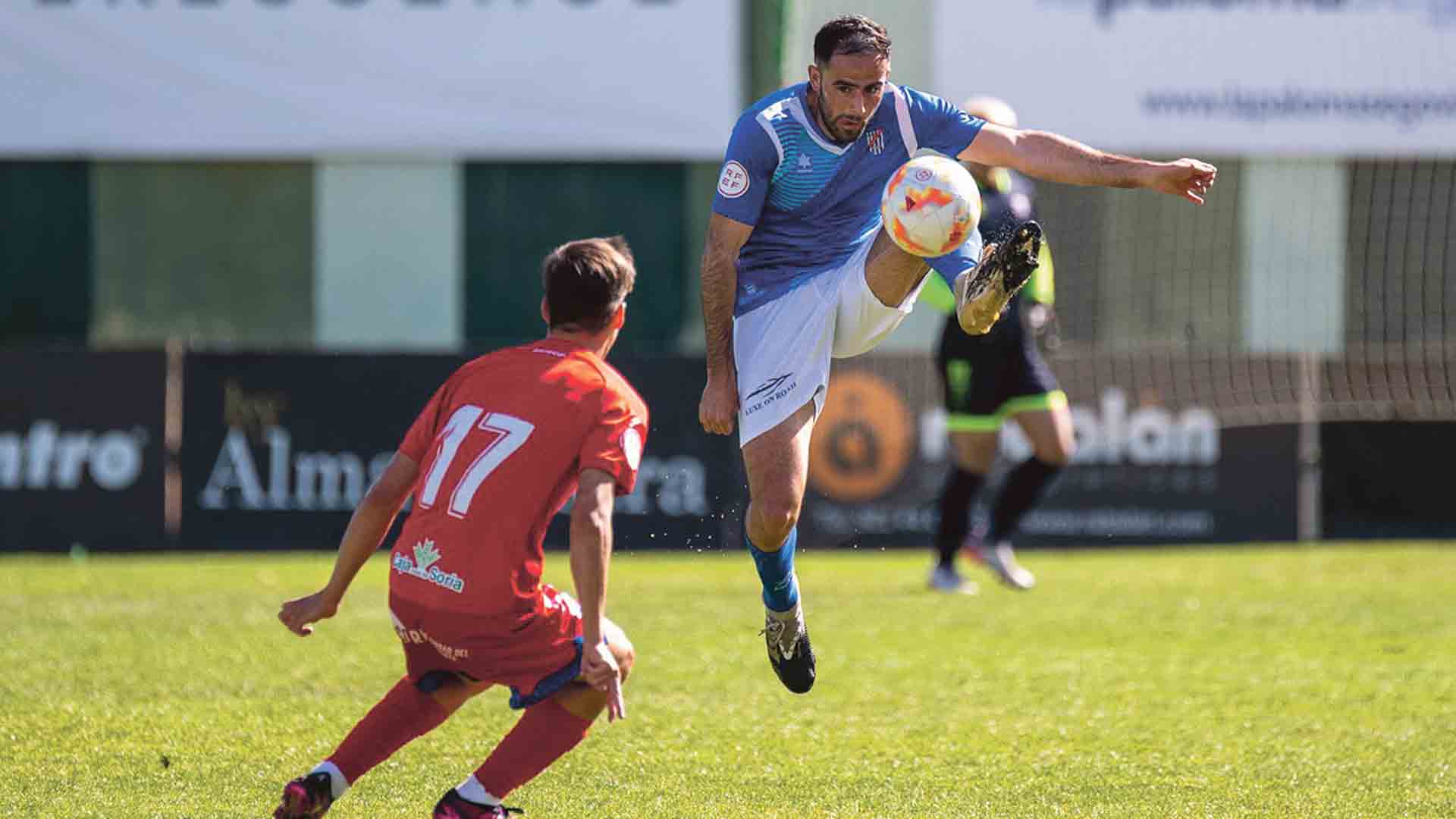 Sergio Alcubilla controla el balón ante un contrario./ LUIS HORCAJADA