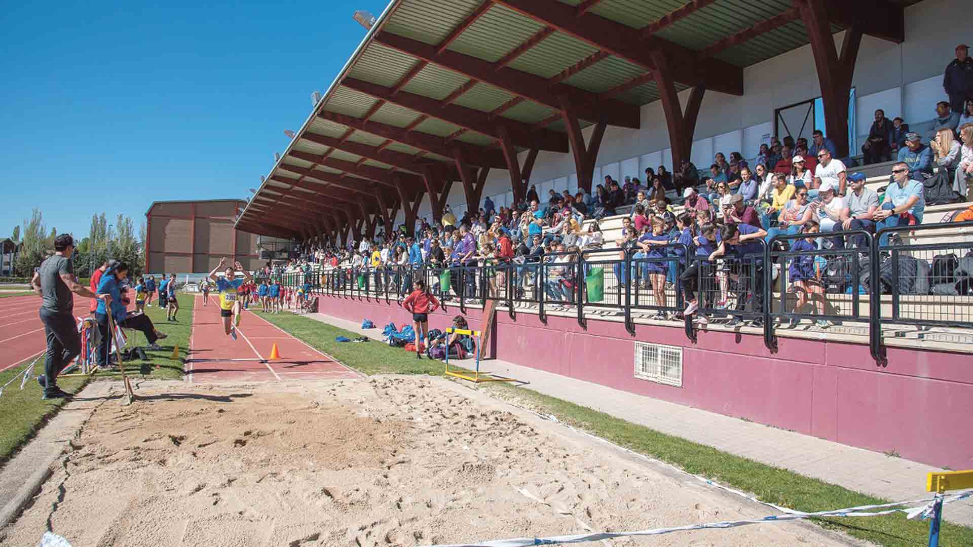 Las gradas de las pistas Antonio Prieto, con una buena presencia de aficionados durante el Trofeo./ LUIS HORCAJADA