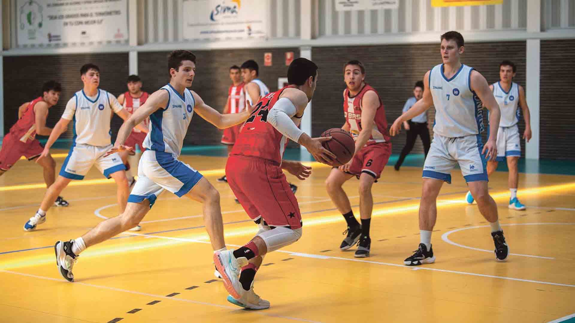 Imagen del encuentro disputado por el Ie University y el CD Base. / LUIS HORCAJADA