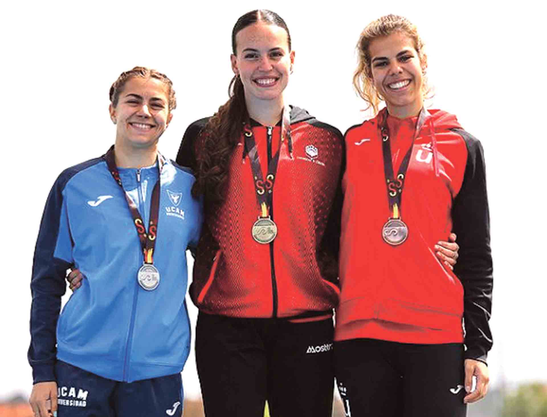 Ángela, a la izquierda del podio./ E.A.