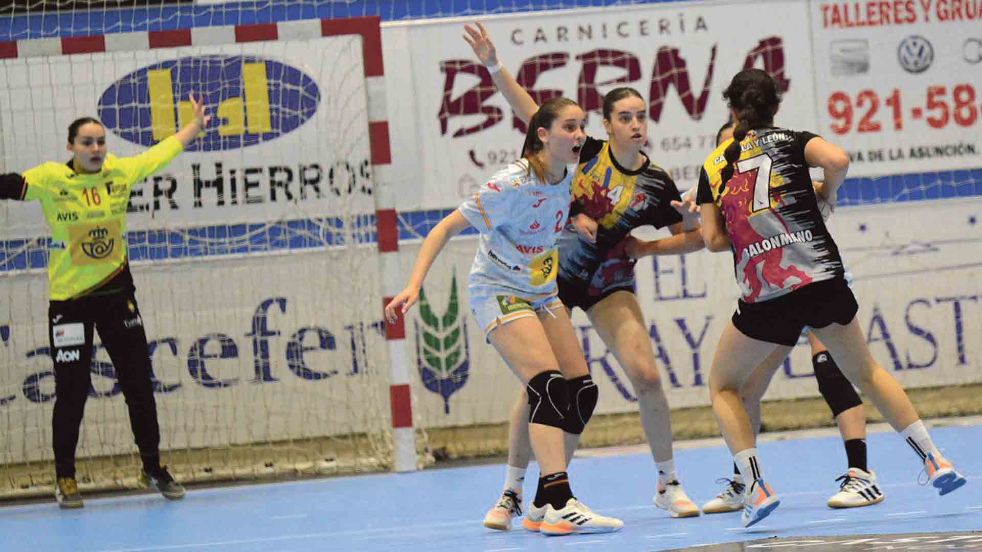 El poder de la promesas hispanas 1 La jugadora navera Ana Prados, reclamando el pase del balón./ AMADOR MARUGÁN