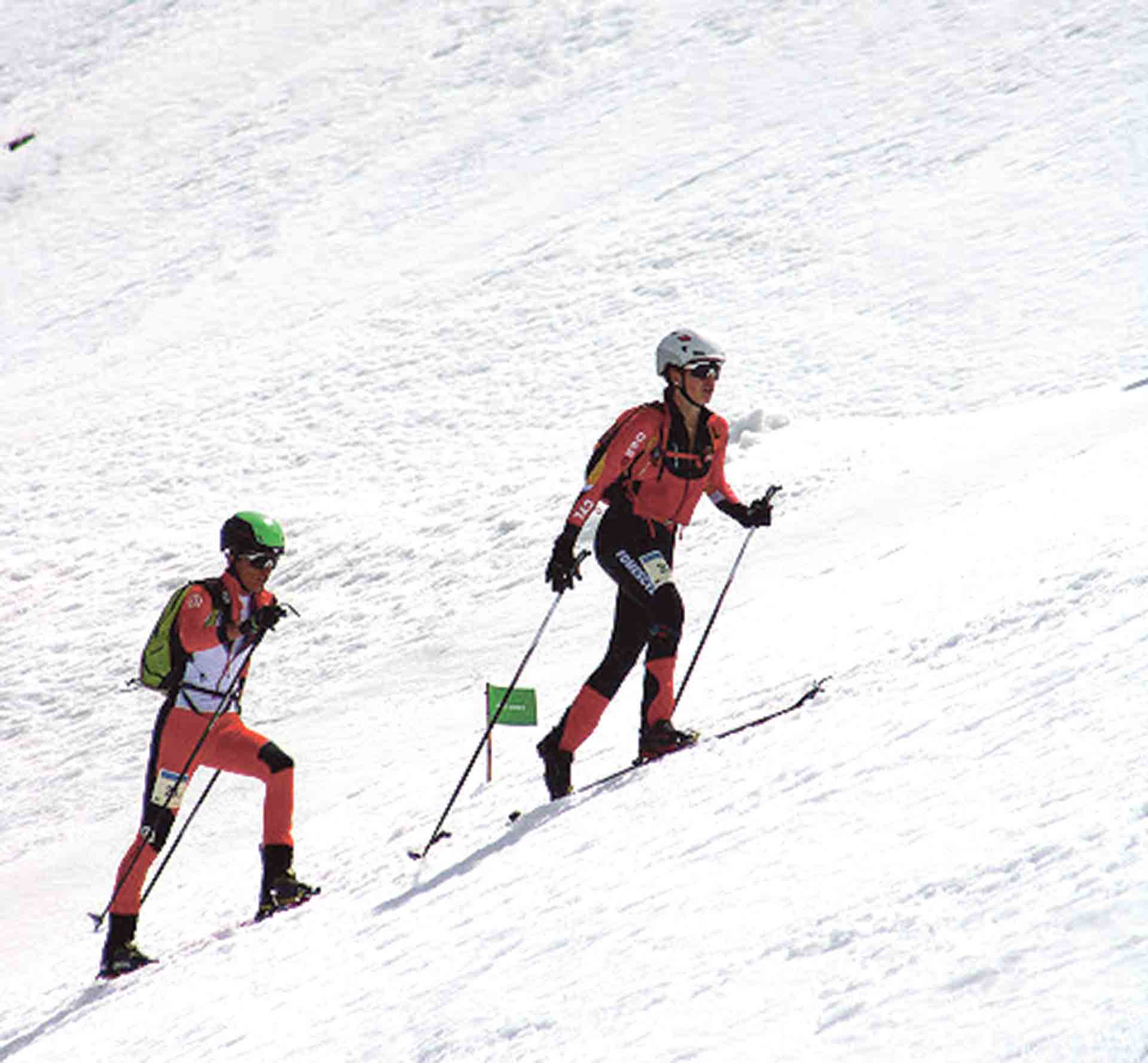 Dos esquiadores, en una dura ascensión al pico Veleta./ E.A.