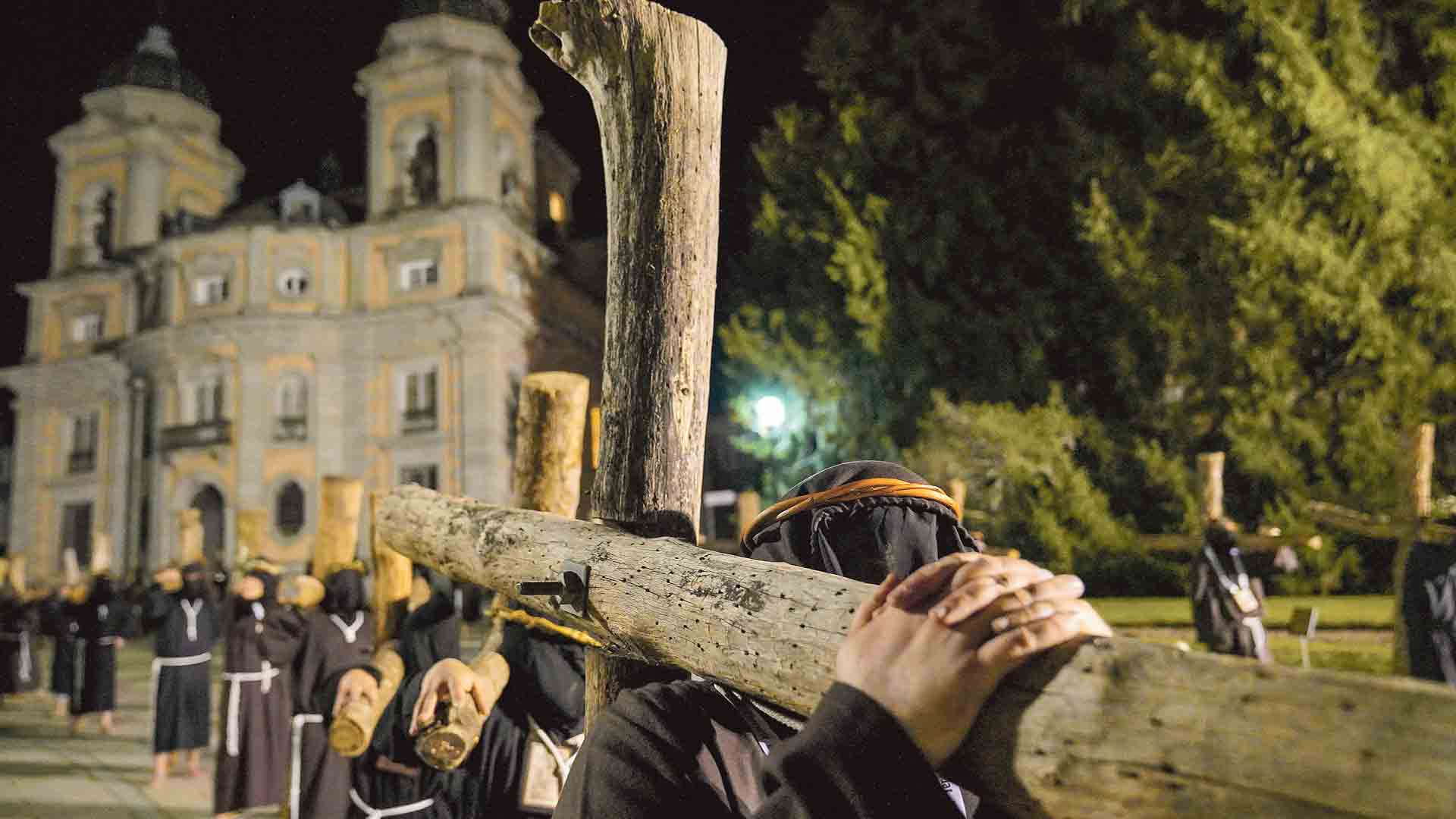 Penitentes, en la proximidad de la Colegiata. / Miguel Ángel Fernández