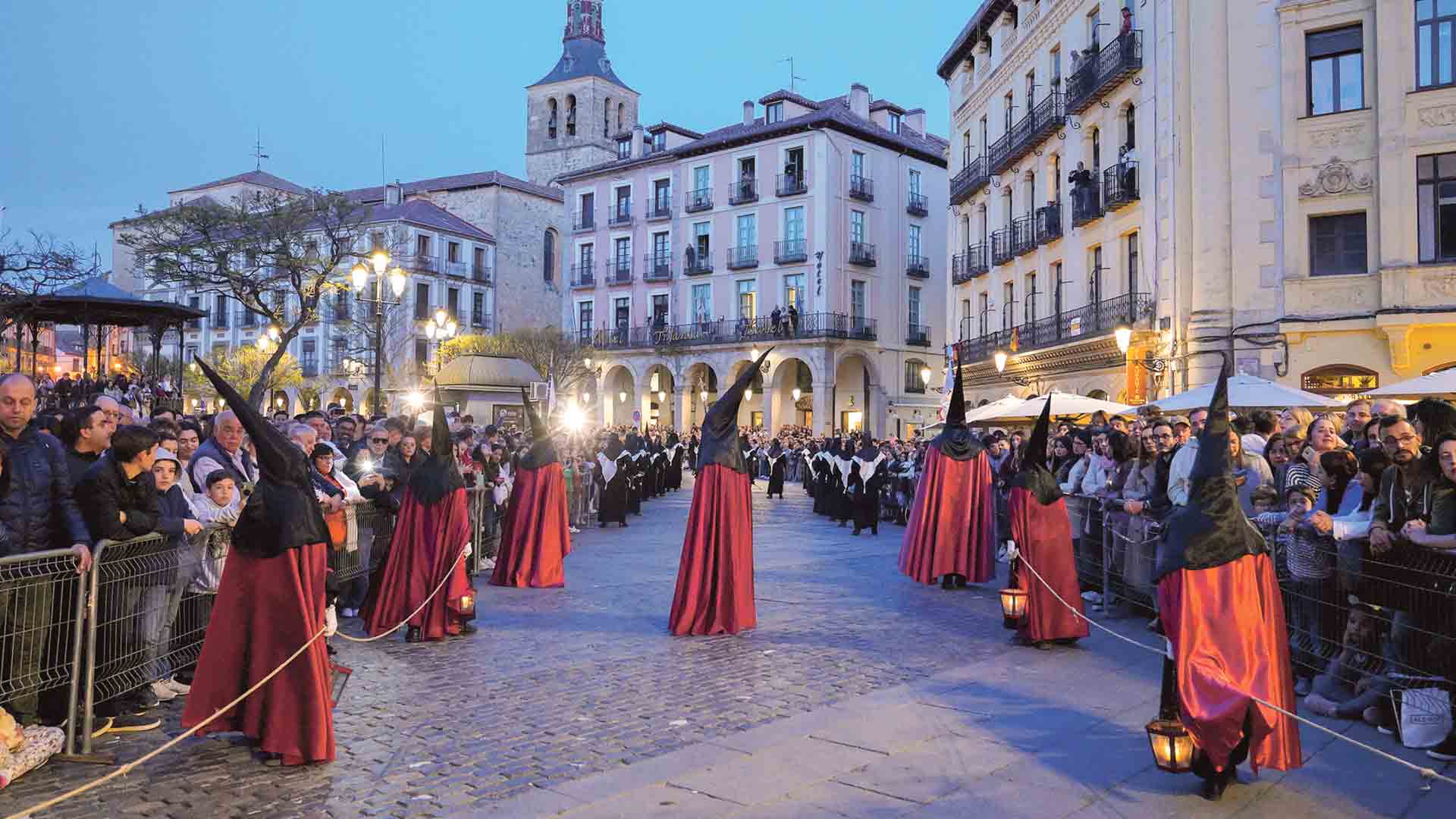 La tarde-noche del Viernes Santo son centenares los cofrades que recorren el casco histórico.  / Miguel Ángel Fernández