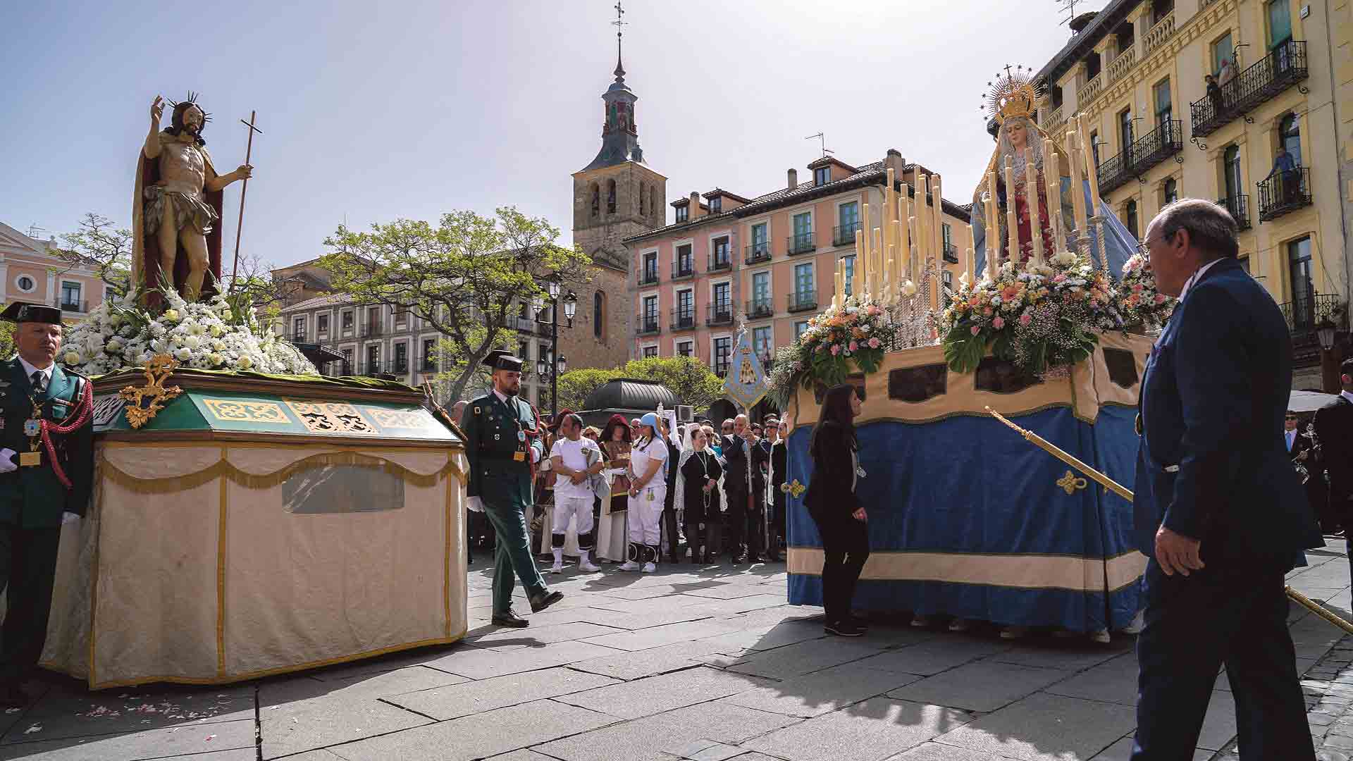 La Procesión del Encuentro de Segovia la protagonizan el Cristo Resucitado de la Catedral y la Virgen del Rocío de la iglesia de San Sebastián. / Miguel Ángel Fernández
