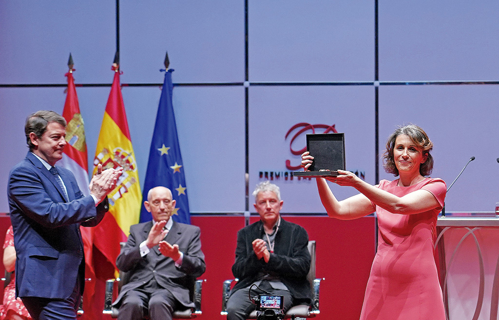 Ayanta Barilli, hija de Sánchez Dragó, recoge el galardón.