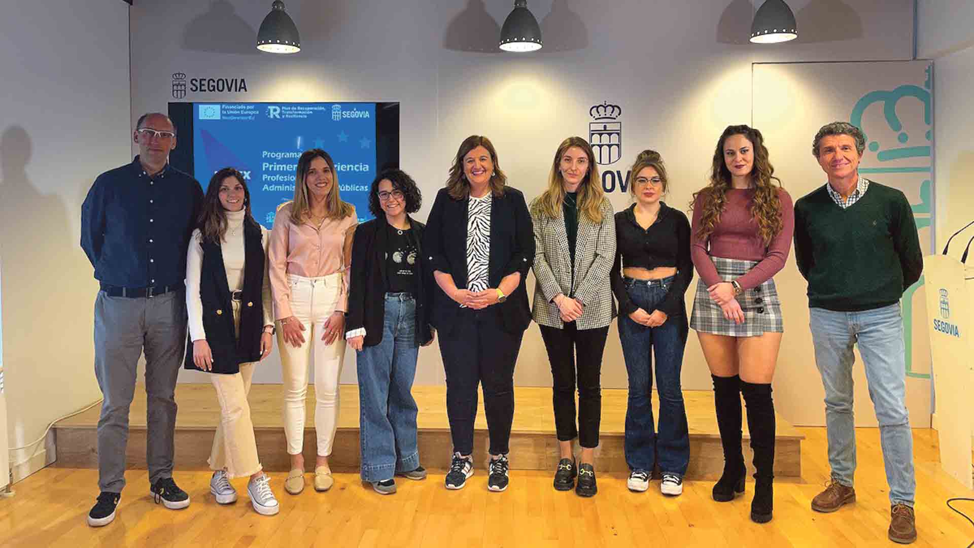 Los jóvenes del programa con la alcaldesa y otros concejales. / E. A.