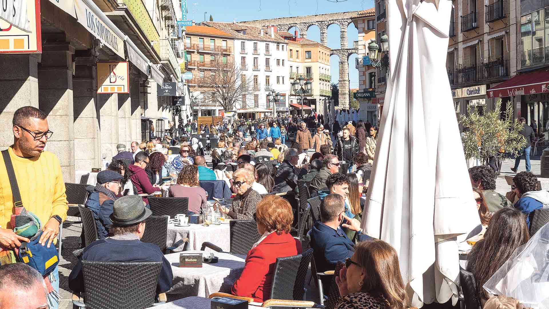 El sector de la hostelería en la provincia se caracteriza por picos de trabajo altos en temporadas, puentes o fines de semana. / Kamarero