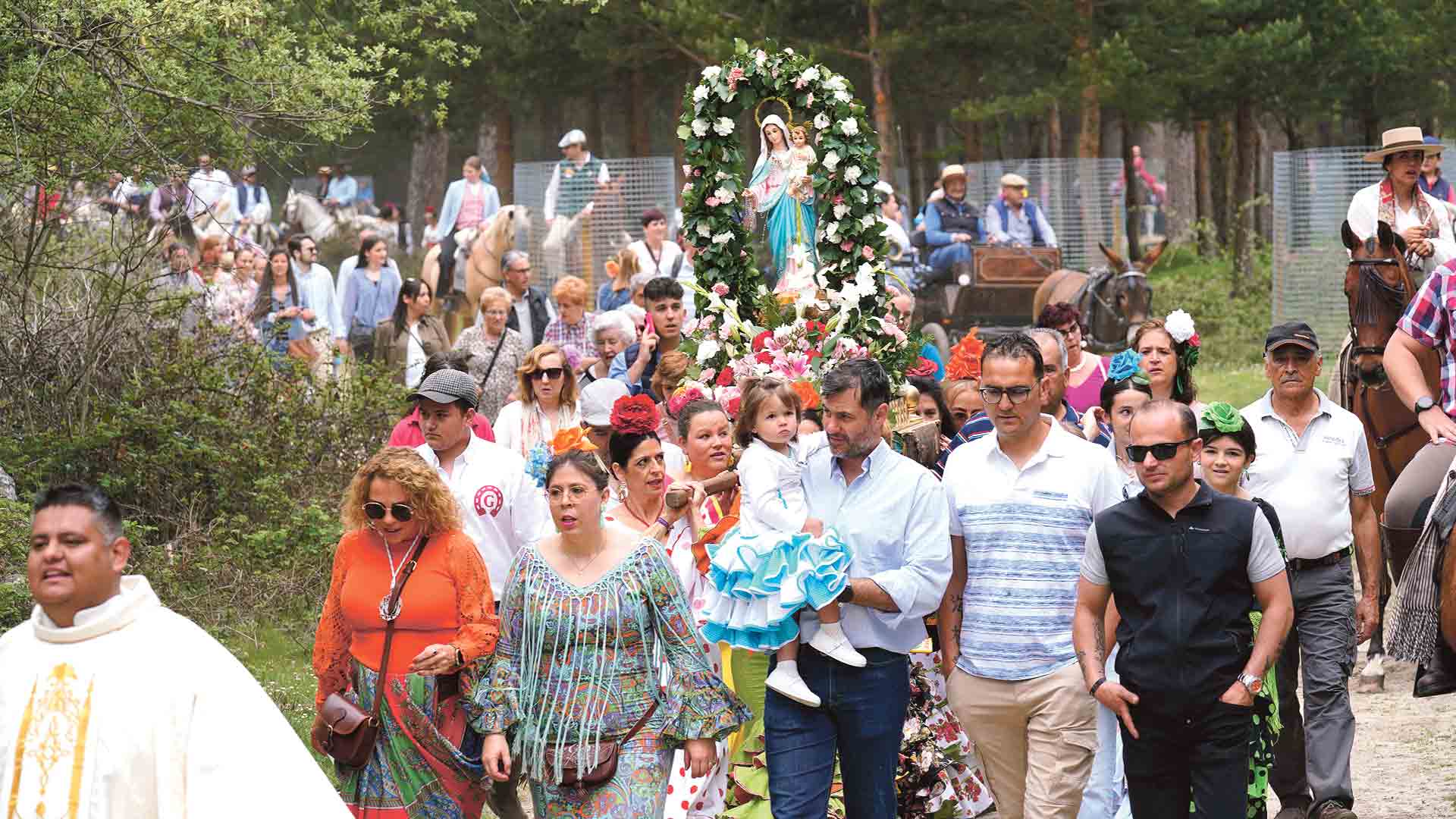 Los romeros, con la imagen de la Virgen del Rosario, por la mañana en la zona de Los Asientos. / Miguel Ángel Fernández