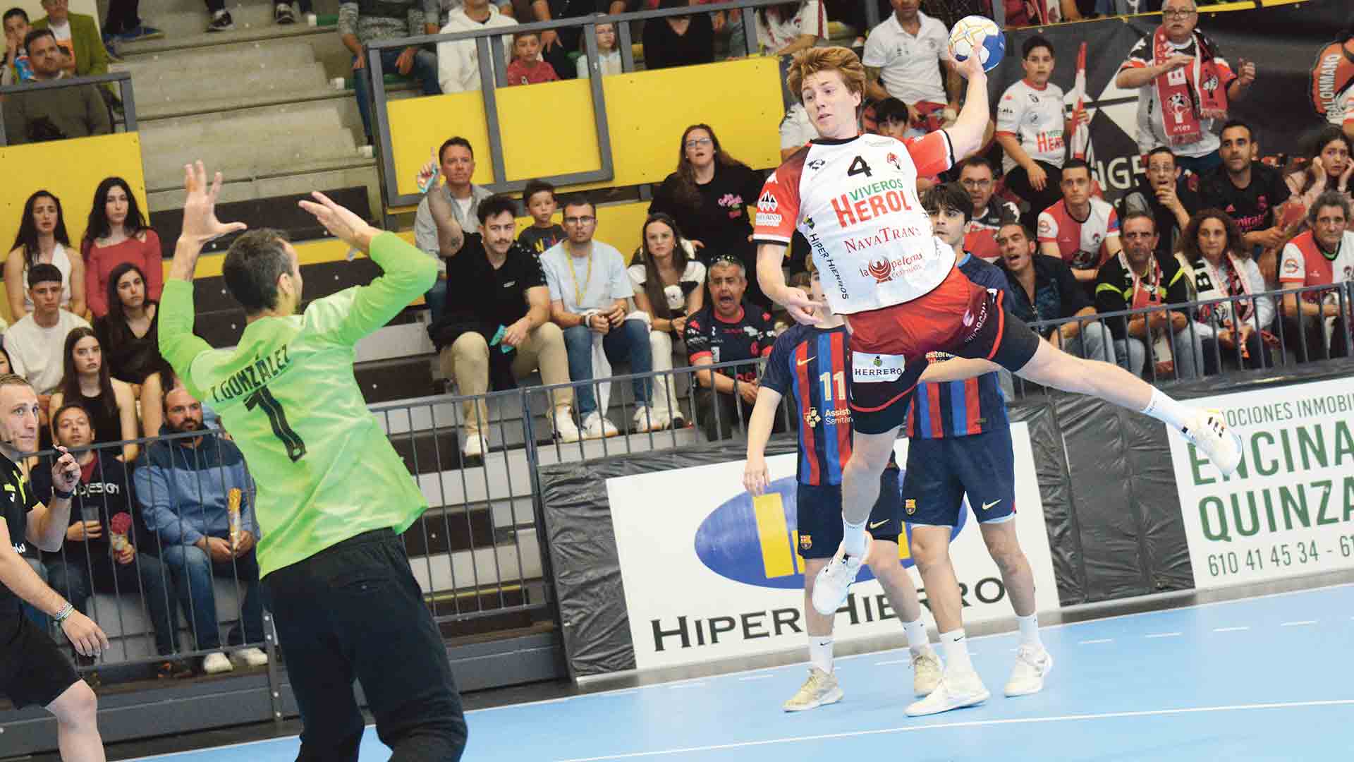 Paco Bernabéu, extraordinario durante todo el partido, culmina una acción de contragolpe durante la primera parte./ AMADOR MARUGÁN