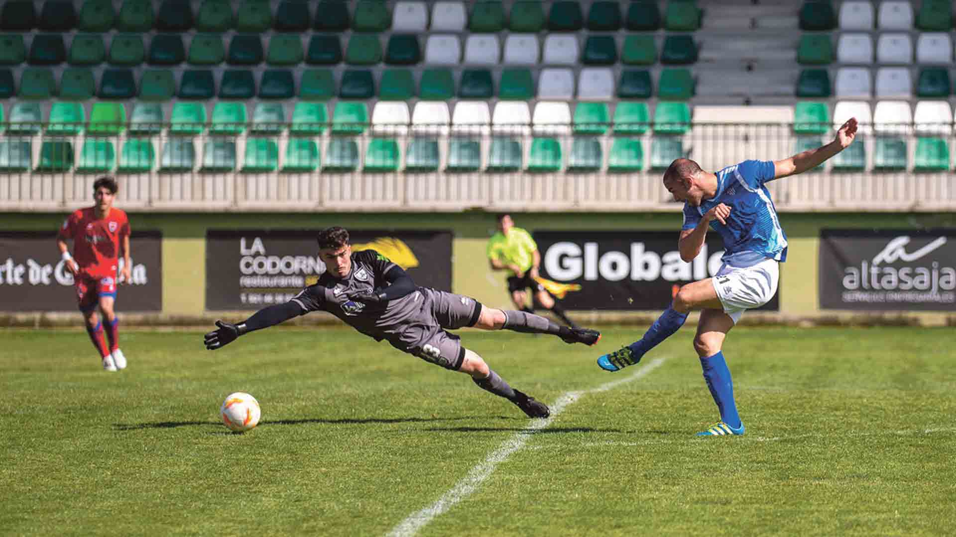 De esta manera marcó Víctor Velasco el gol que supuso la victoria del Unami ante el Numancia B./ LUIS HORCAJADA