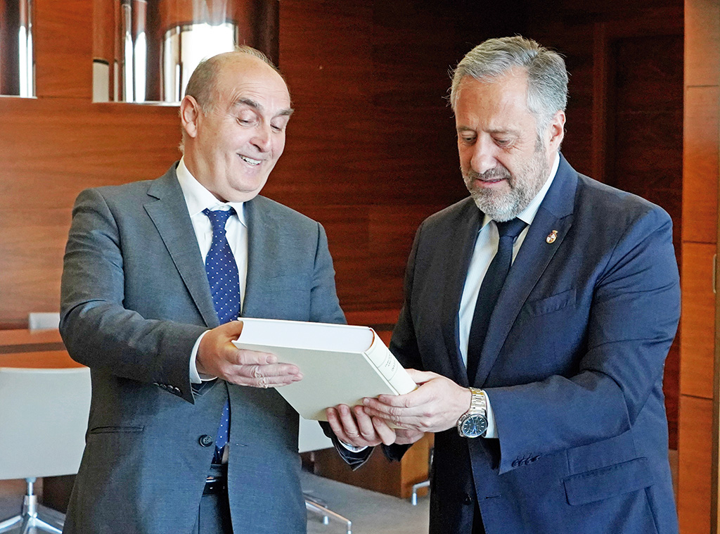 El Procurador del Común de Castilla y León, Tomás Quintana, entrega al presidente de las Cortes de Castilla y León, Carlos Pollán, el Informe Anual relativo a la actividad de la Institución durante el año 2022. Miriam Chacón / ICAL.