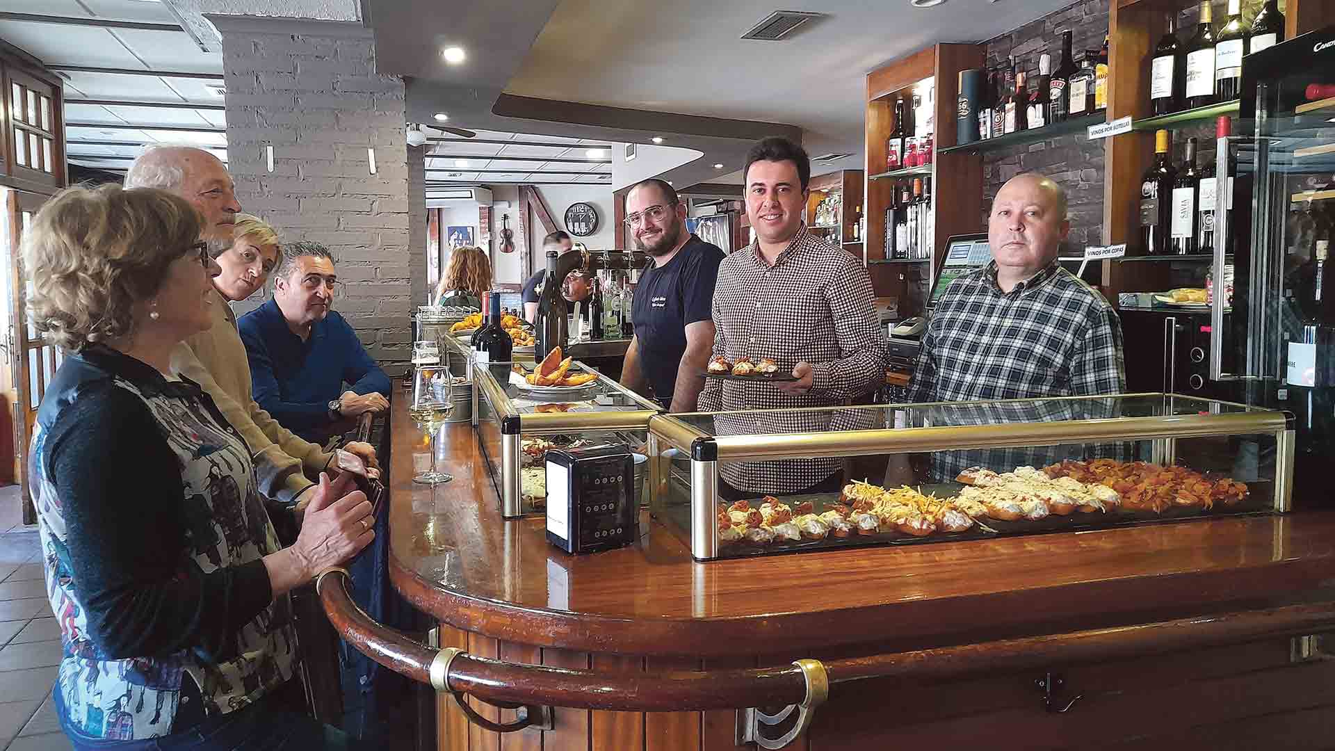 El 'equipo' del Bar Bulevar en la barra del establecimiento. / Amador Marugán