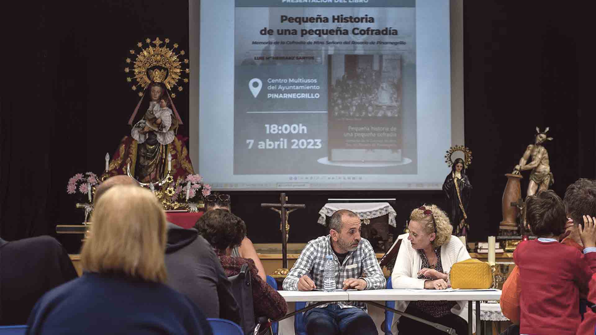 Acto de presentación del libro en el Centro Multiusos de la localidad. / E. A.