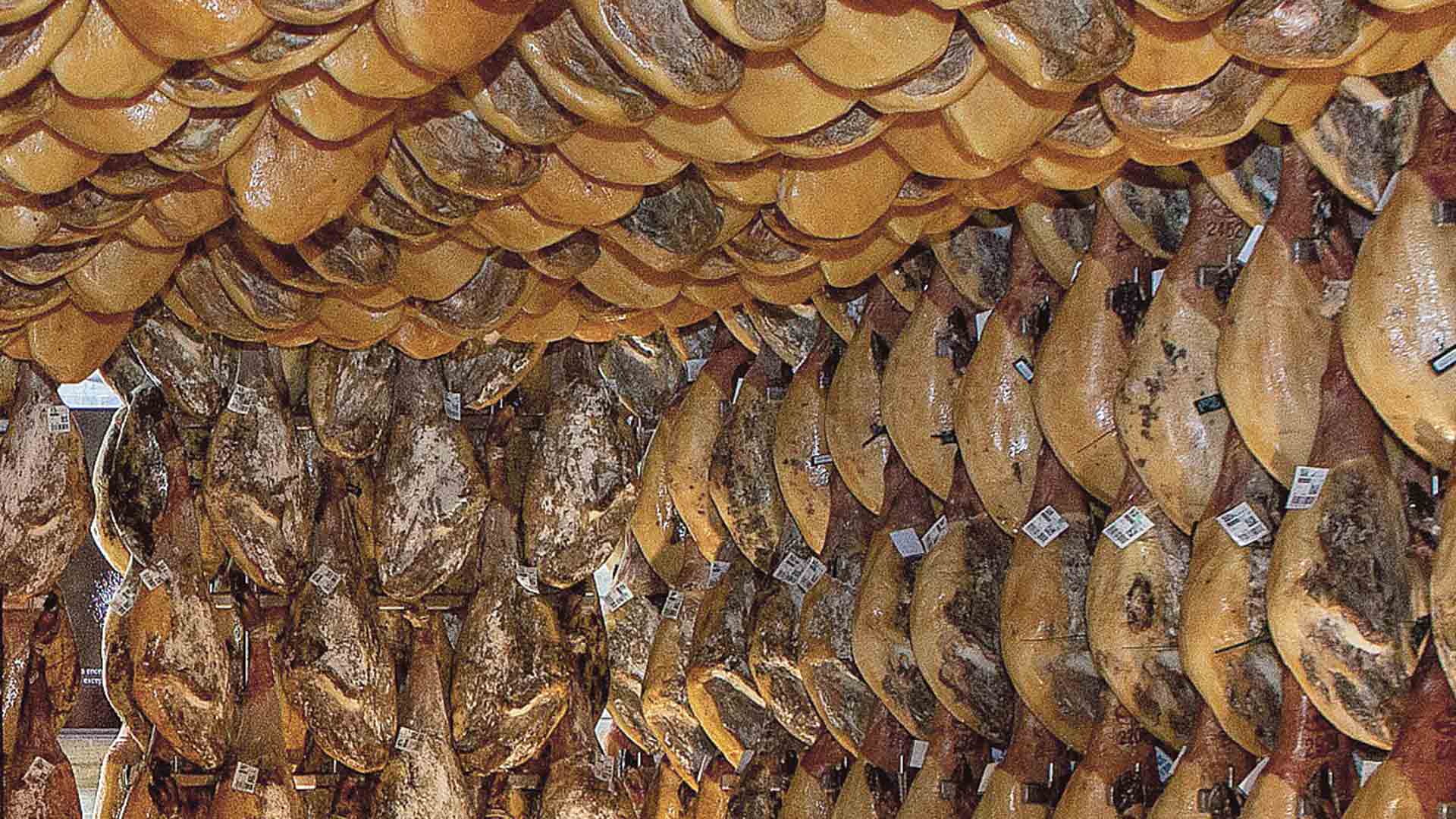 Bodega de curación de jamones en una de las grandes empresas productoras de la provincia. / EFE