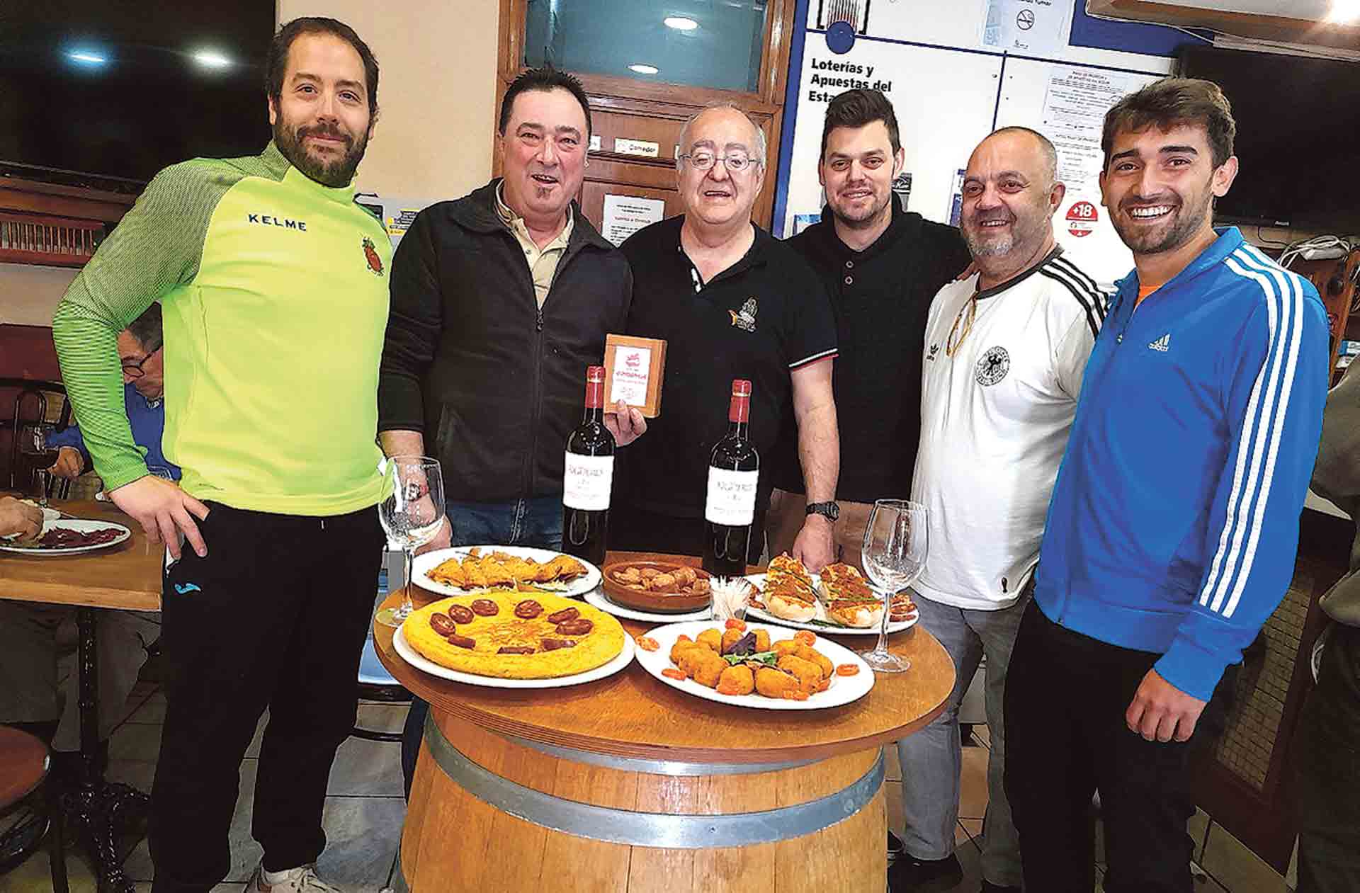 El hostelero Mario, del Bar Sirena, ofreció unas exquisitas tapas el sábado 22 en una jornada gastronómica en torno al chorizo de Cantimpalos. / Lourdes Matarranz
