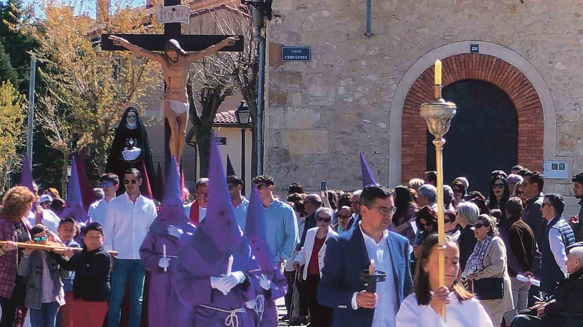 Salida de los pasos portados por los fieles. / Lourdes Matarranz