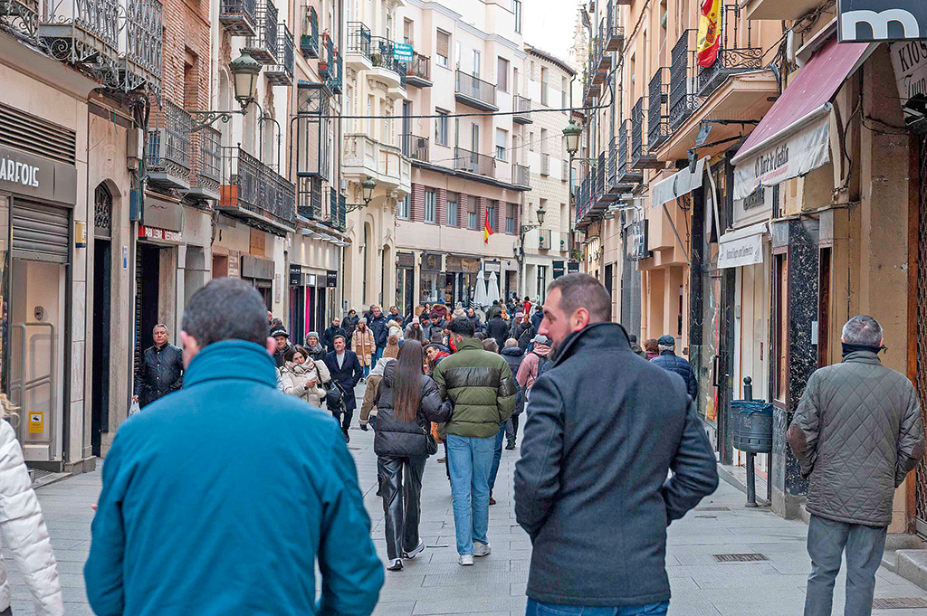 Turistas caminando por la calle Real de Segovia./ KAMARERO