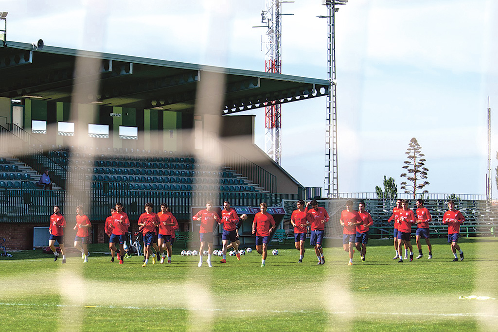 Los jugadores de la Segoviana, con Rubén a la izquierda, se ejercitan por el campo de La Albuera./ LUIS HORCAJADA