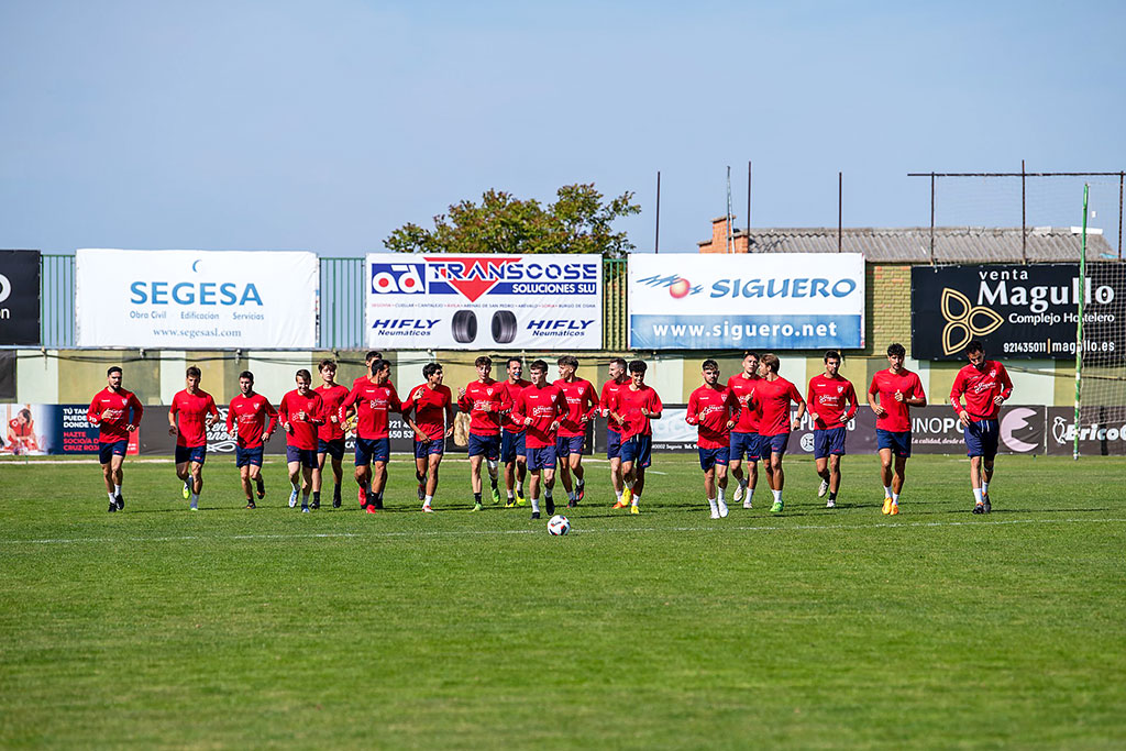 Los jugadores de la Segoviana calientan sobre el césped de La Albuera, que estará en buenas condiciones para el encuentro./ LUIS HORCAJADA