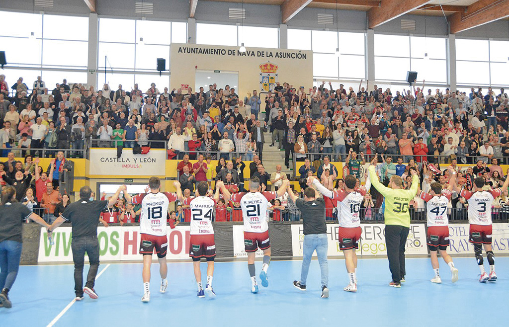Los jugadores del Viveros Herol Nava celebran con sus aficionados una pasada victoria en el Guerrer@s Naver@s./ AMADOR MARUGÁN