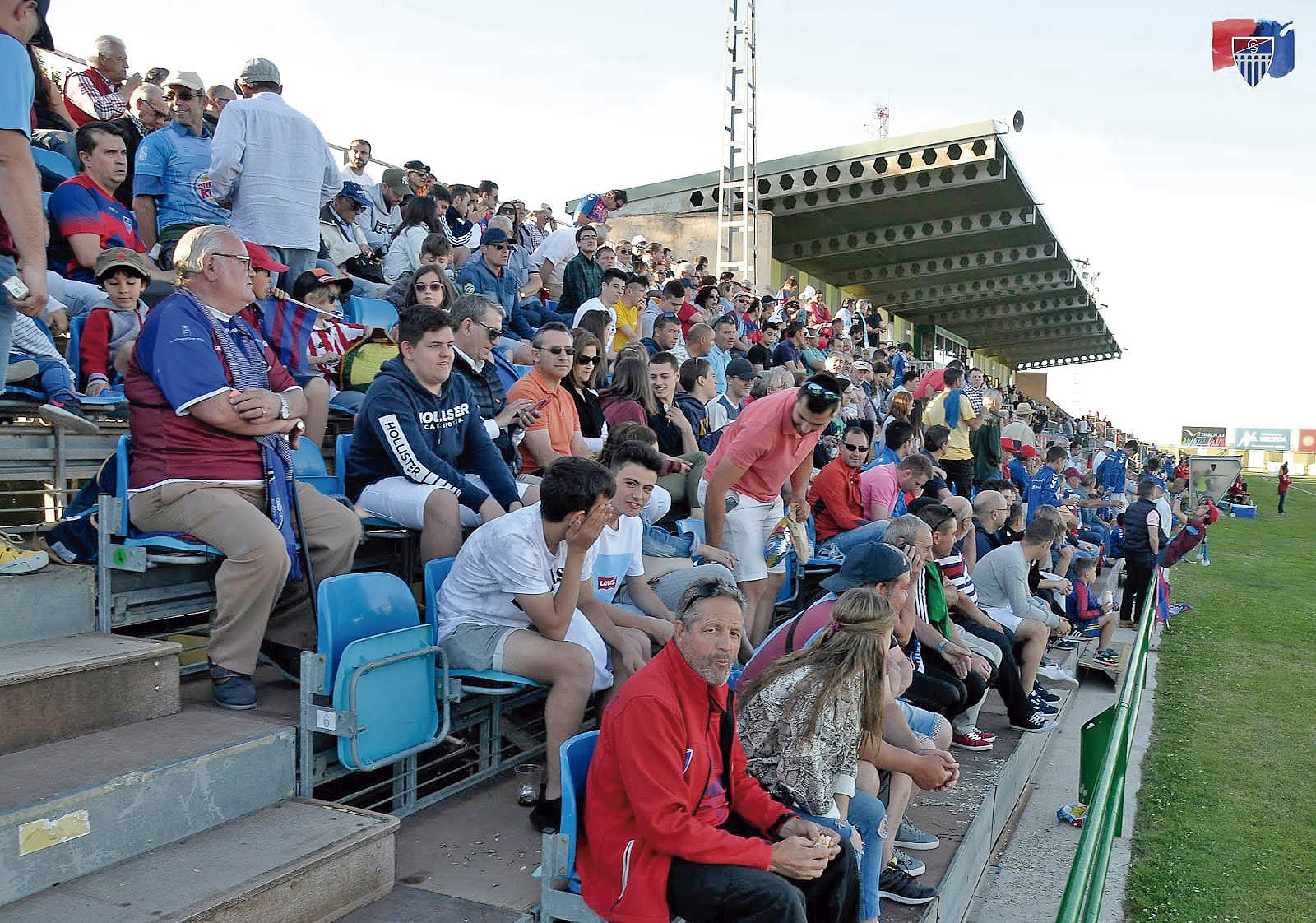 Gradas supletorias en el campo de La Albuera, similares a las que se pondrán el domingo./ JUAN MARTÍN-G. SEGOVIANA
