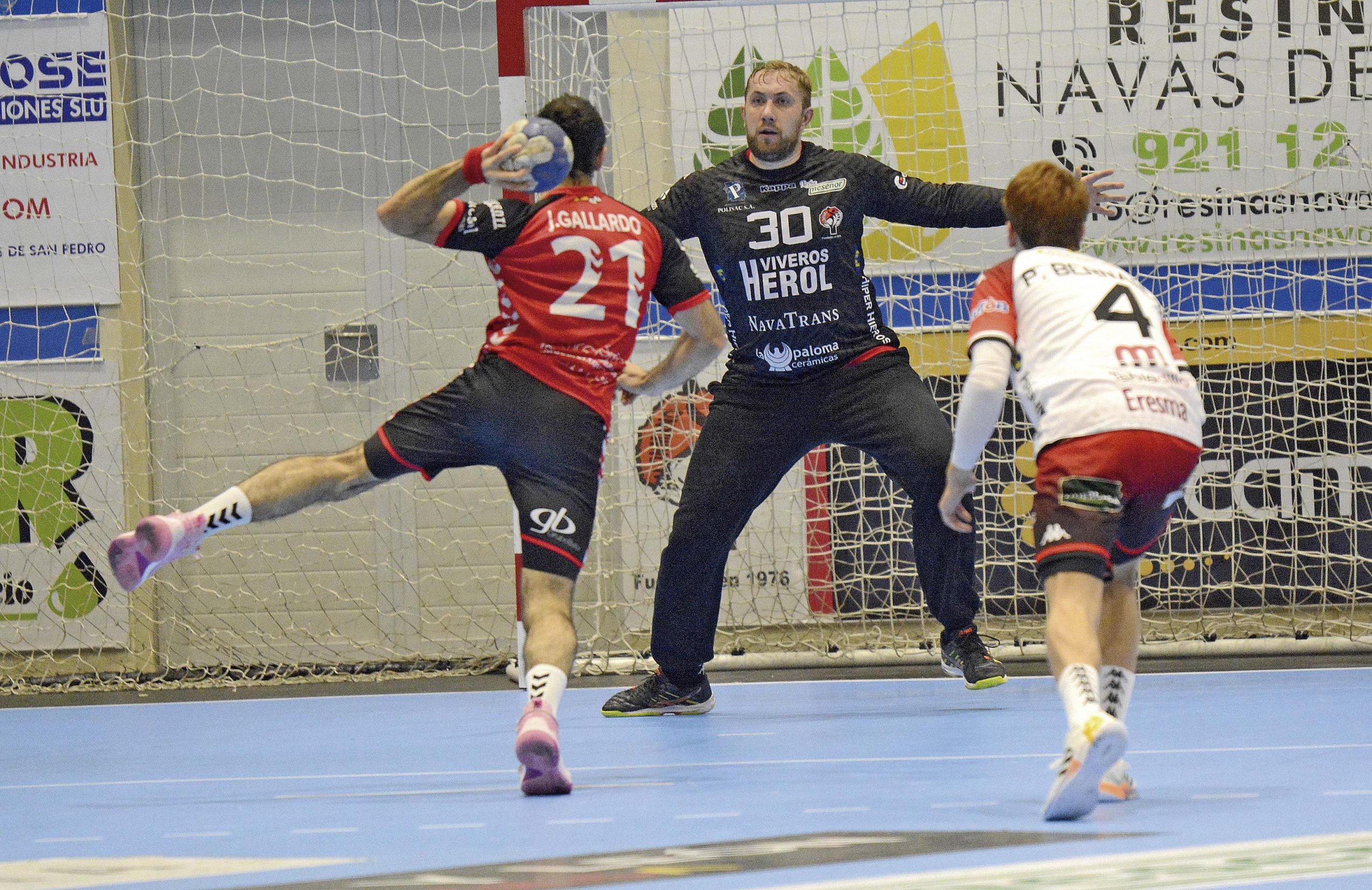 Patotski intenta parar un lanzamiento de siete metros en un encuentro anterior./ AMADOR MARUGÁN