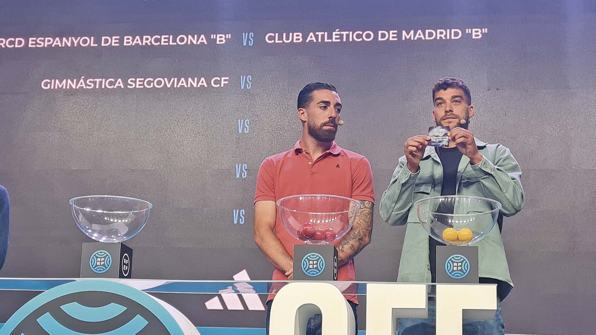 Un detalle del sorteo celebrado en la Ciudad del Fútbol, en el momento del emparejamiento de la Segoviana con el Recre./ E.A.