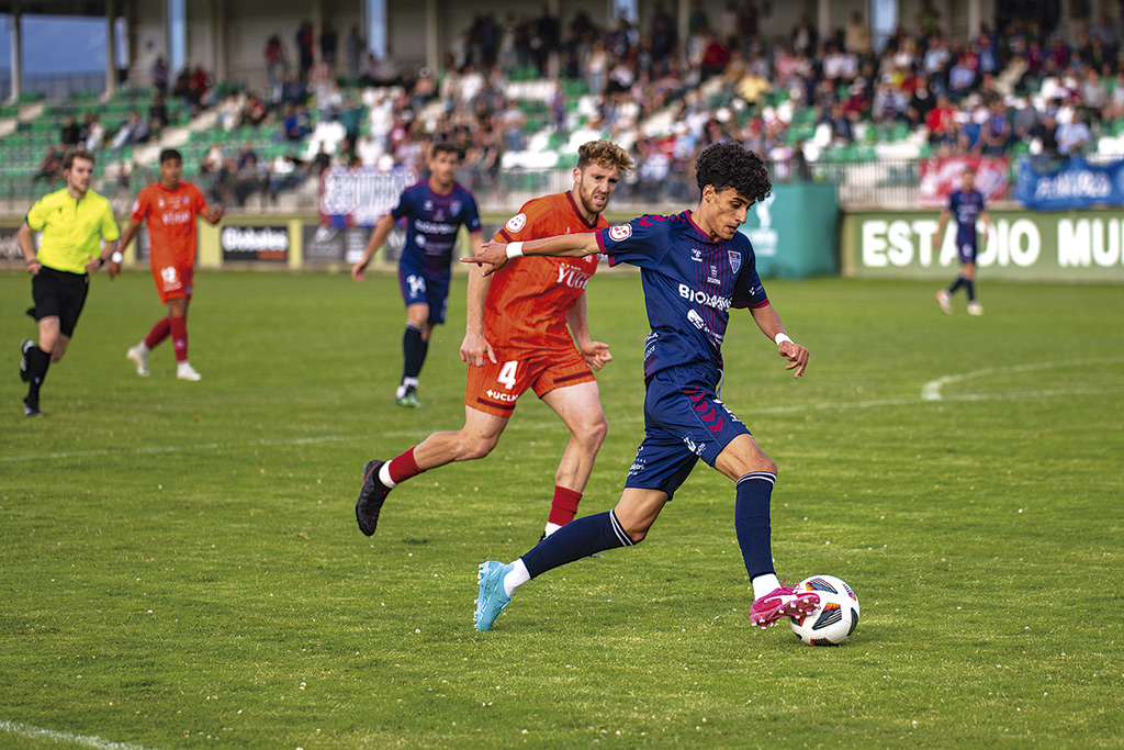 Pablo Arranz se interna por la derecha durante el partido de la Segoviana con el Socuéllamos./ LUIS HORCAJADA