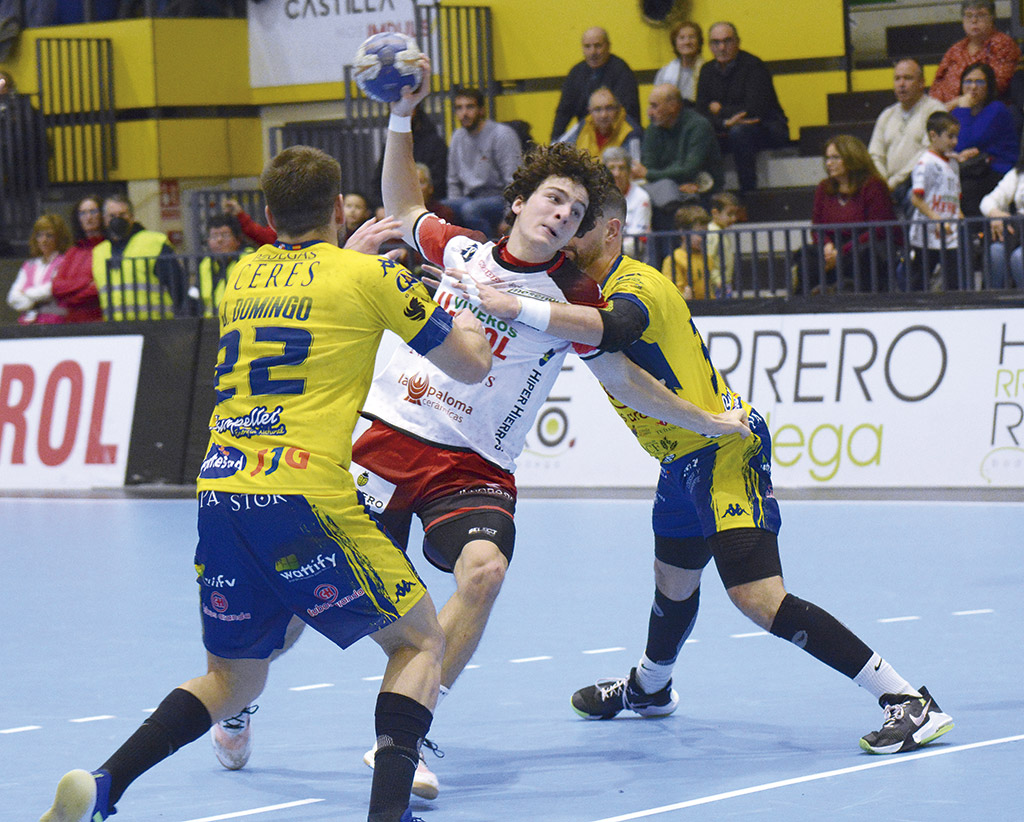 Smetanka trata de penetrar entre dos defensores./ AMADOR MARUGÁN