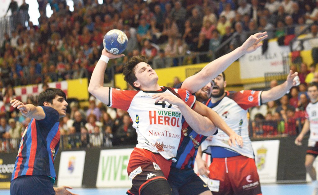 Smetanka recibe un golpe por parte de un contrario. / AMADOR MARUGÁN