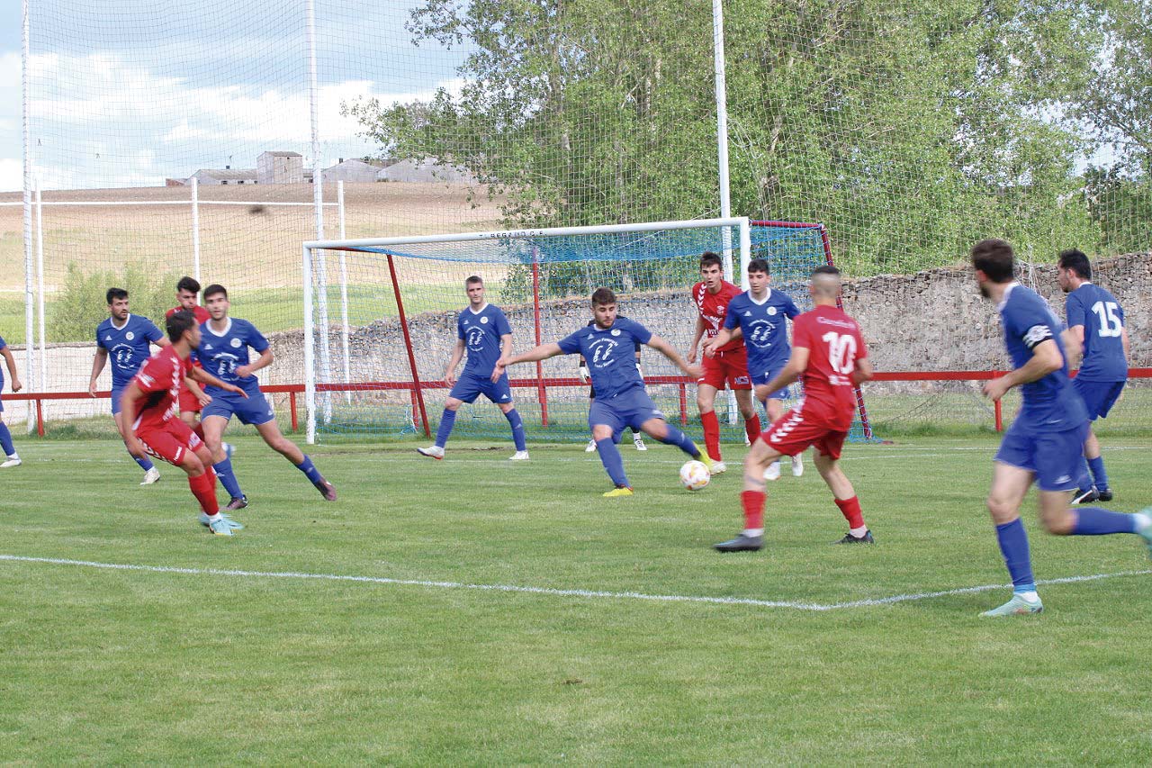 El jugador del Cuéllar, Cáceres, despeja una llegada del Turégano./ SARAHI QUEVEDO