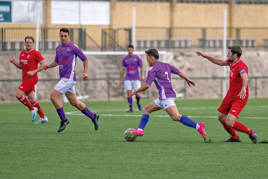 Imagen del encuentro disputado por el Monteresma y la Ayllonesa en el campo de La Mina./ LUIS HORCAJADA