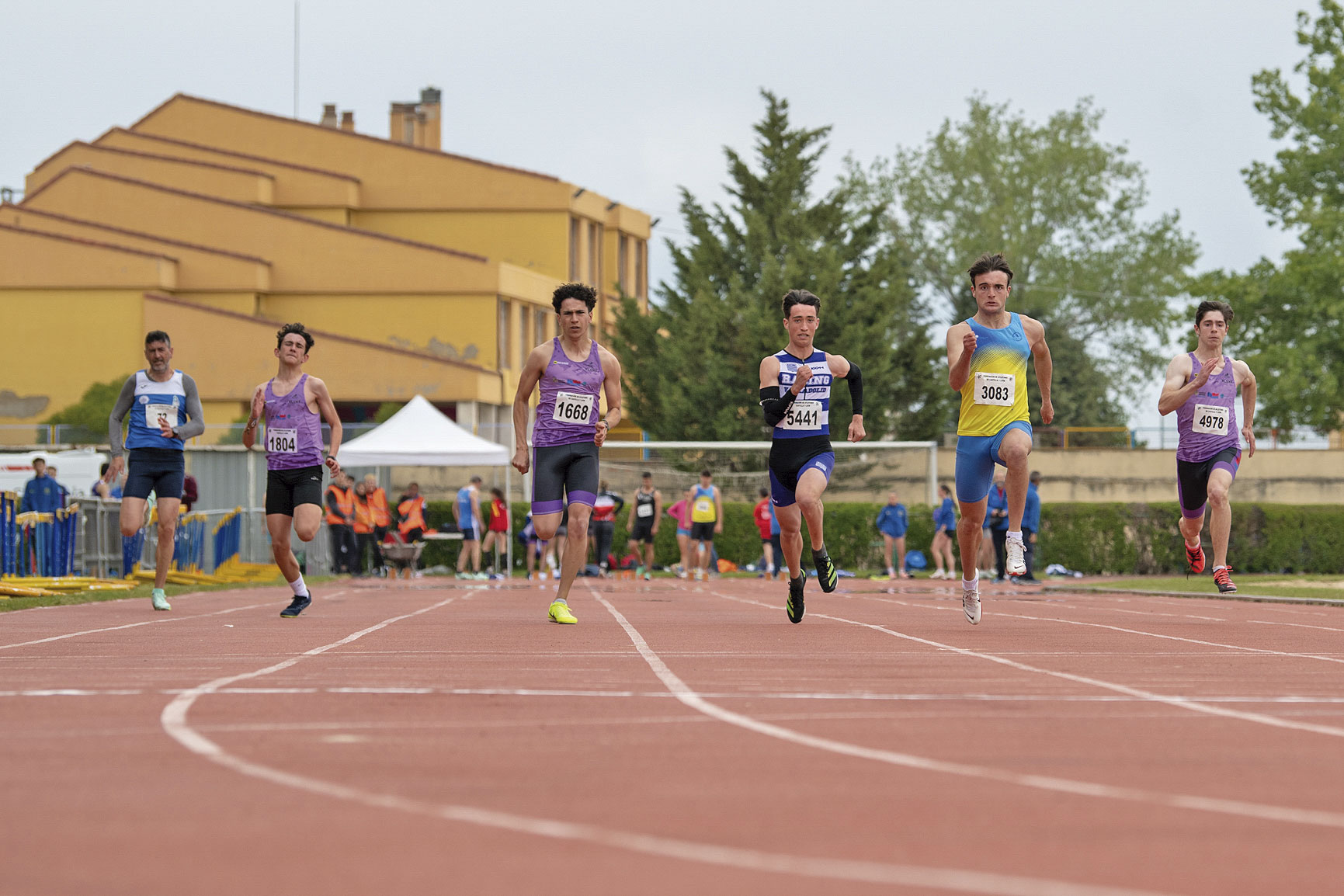 Recta de llegada de una de las pruebas de 200 metros lisos./ LUIS HORCAJADA