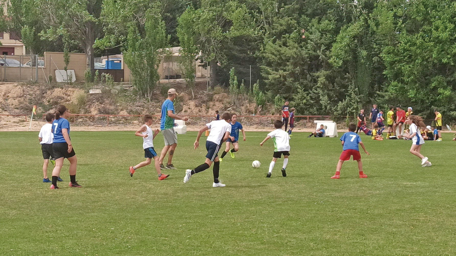 Uno de los encuentros jugados en la categoría alevín B en el campo de Las Piscinas./ EL ADELANTADO