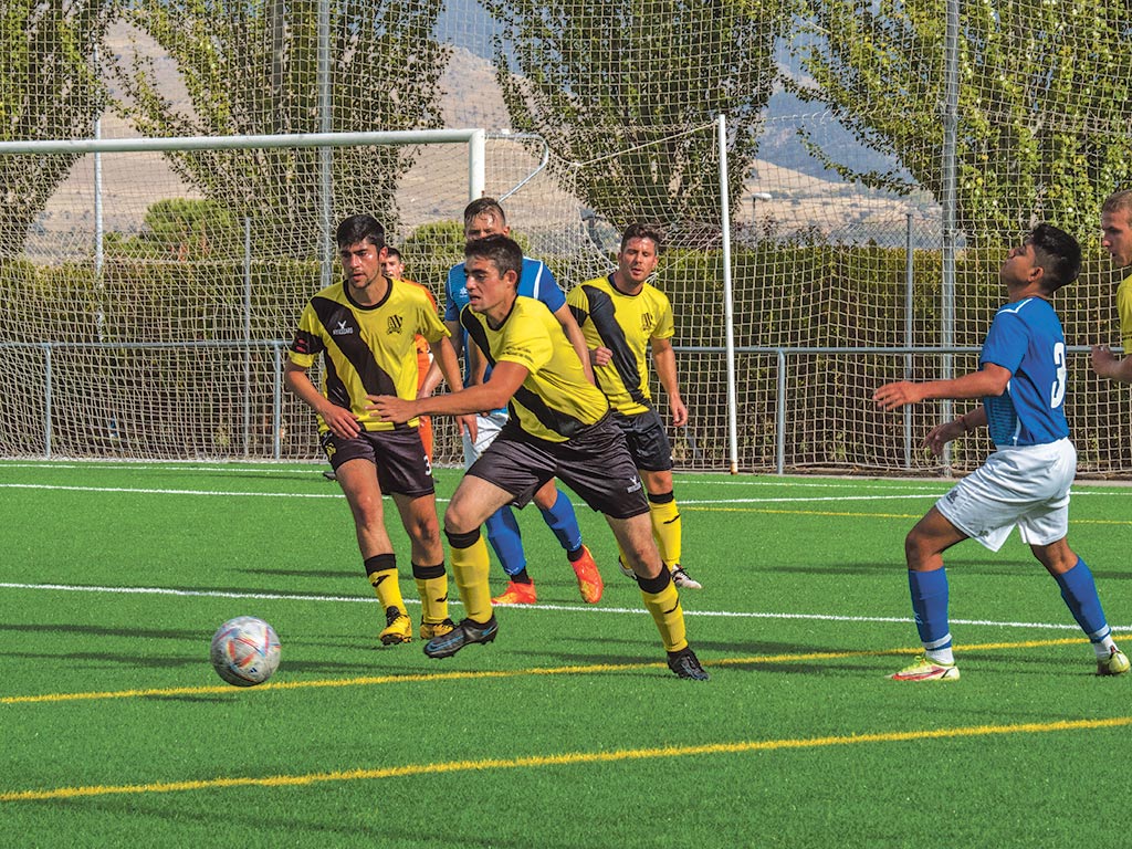El jugador del Sierra de la Mujer Muerta sale de la defensa con el balón controlado./ NEREA LLORENTE