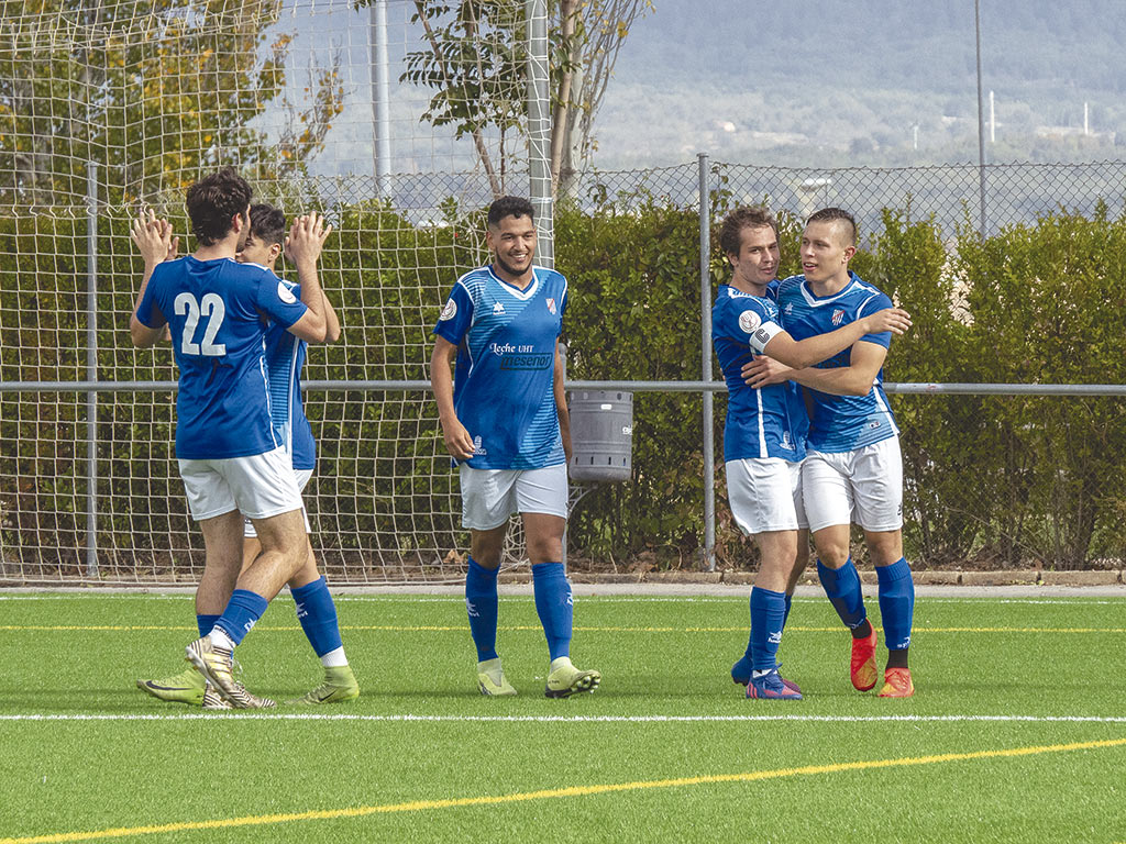 Los jugadores del Unami se felicitan tras marcar un gol al Sierra de la Mujer Muerta./ KAMARERO
