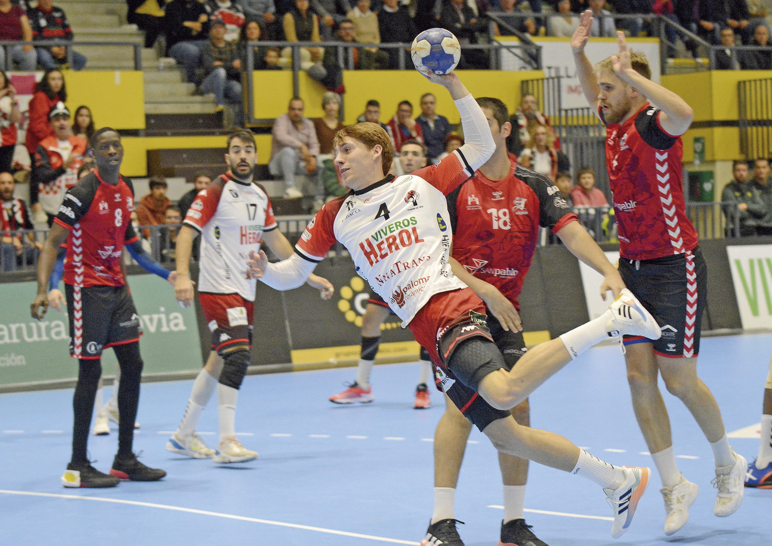 Paco Bernabéu culmina una acción ofensiva./ AMADOR MARUGÁN
