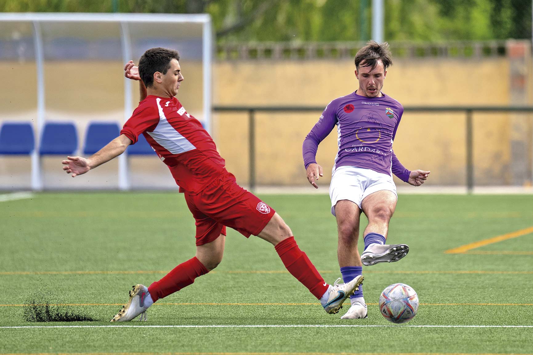 El jugador de la Ayllonesa intenta cortar el pase./ LUIS HORCAJADA